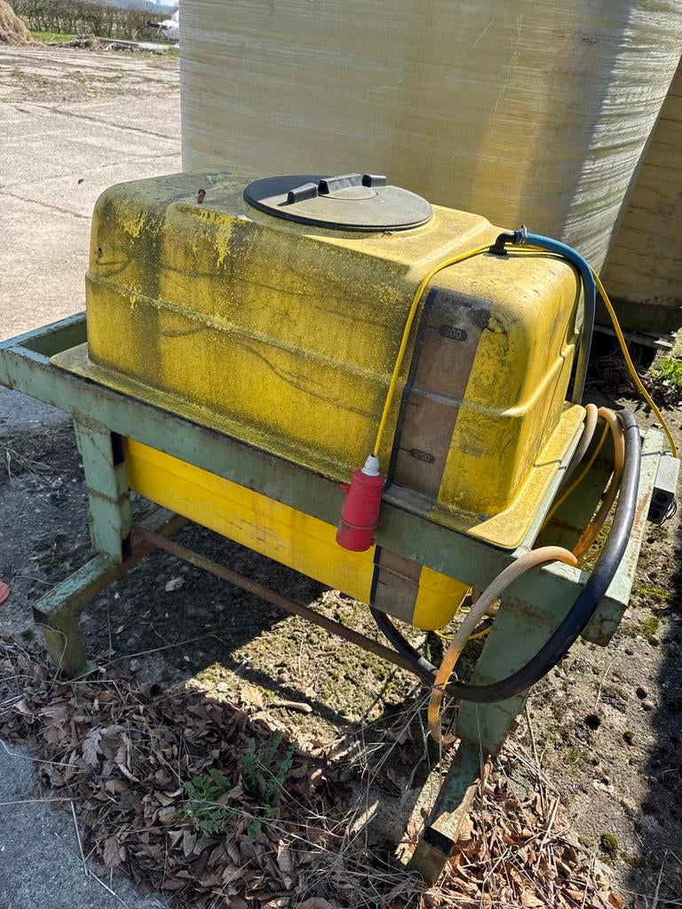 Vat 300 ltr in stalen frame, Ophalen