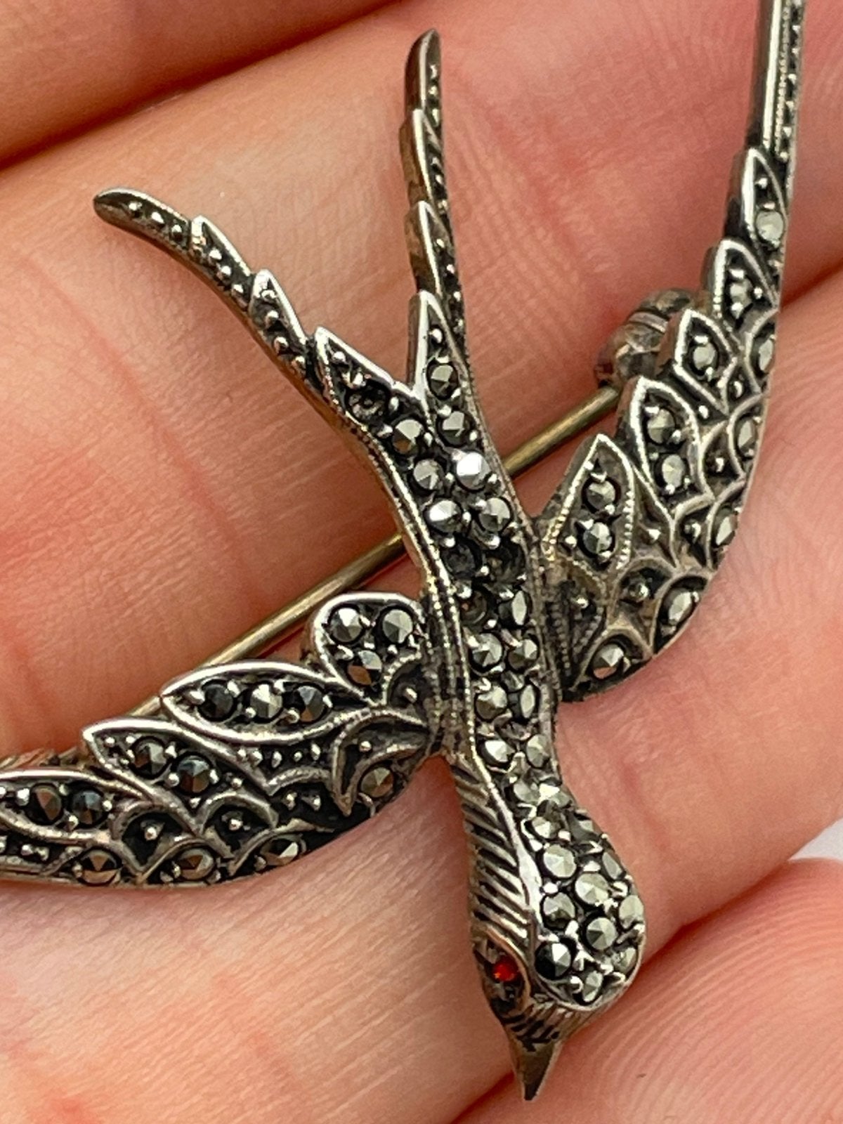G352 Prachtige zilveren zwaluw broche, Ophalen of Verzenden, Zilver, Broche, Met edelsteen