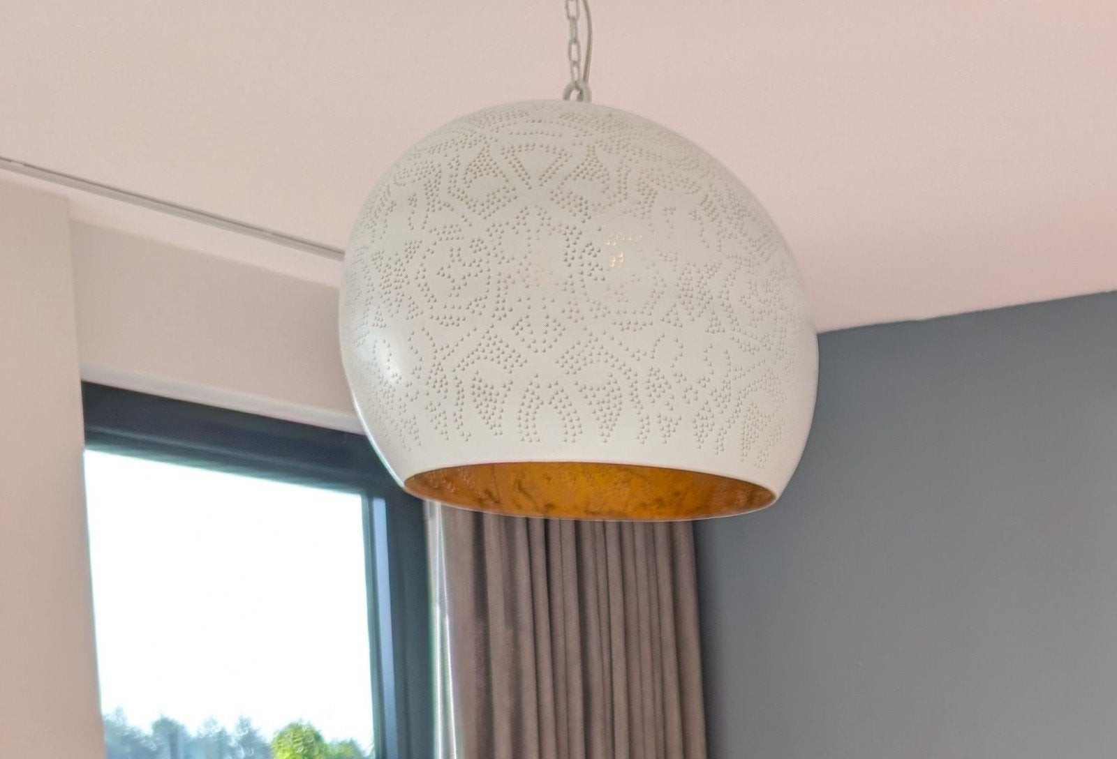 Witte oosterse filigrain hanglamp met gouden binnenkant., Ophalen