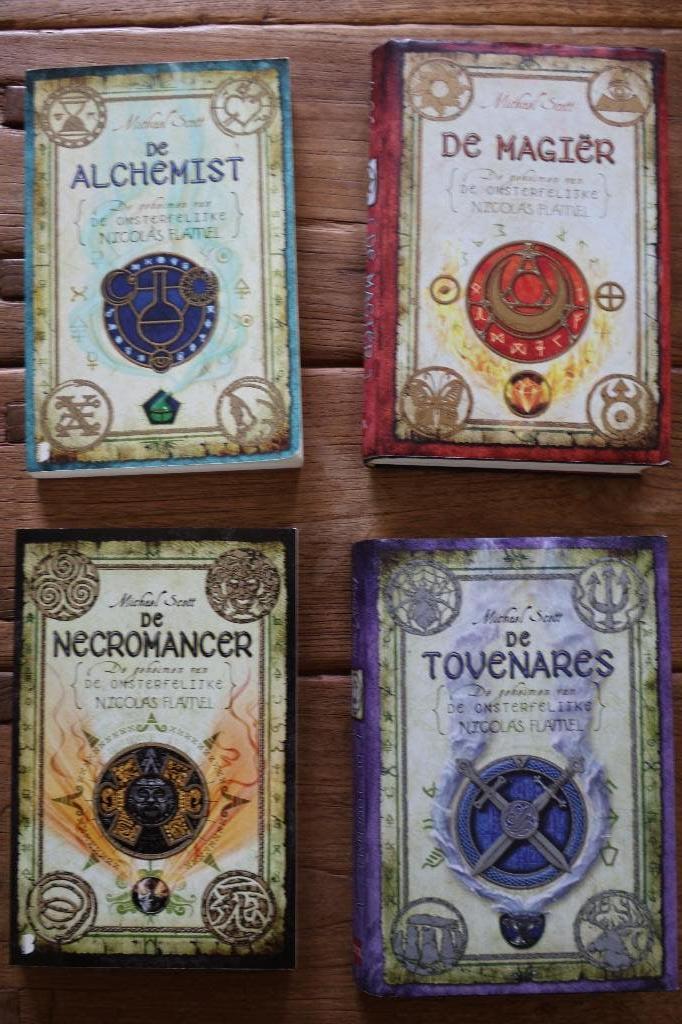 De geheimen van de onsterfelijke Nicolas Flamel, Boeken, Ophalen of Verzenden, Zo goed als nieuw, Michael Scott