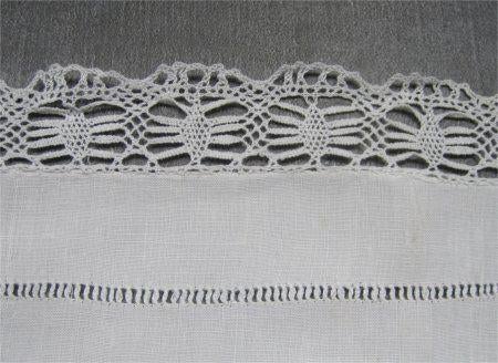 Antiek kleedje - heel fijn handwerk o.a. kantklosrand, Ophalen of Verzenden