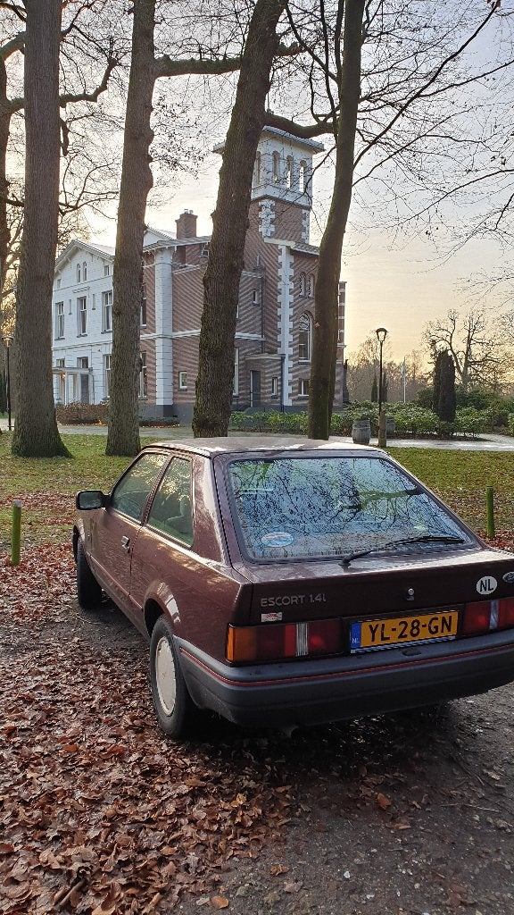 Ford Escort 1990 – Rood | opknapper of voor onderdelen, Auto's, Voorwielaandrijving, Escort, 4 cilinders, Origineel Nederlands