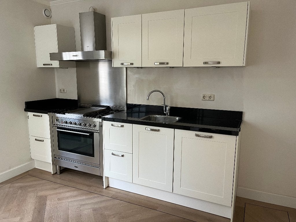 Witte keuken met granieten werkblad en Boretti gasfornuis, Ophalen, Gebruikt, Wit, Graniet of Steen