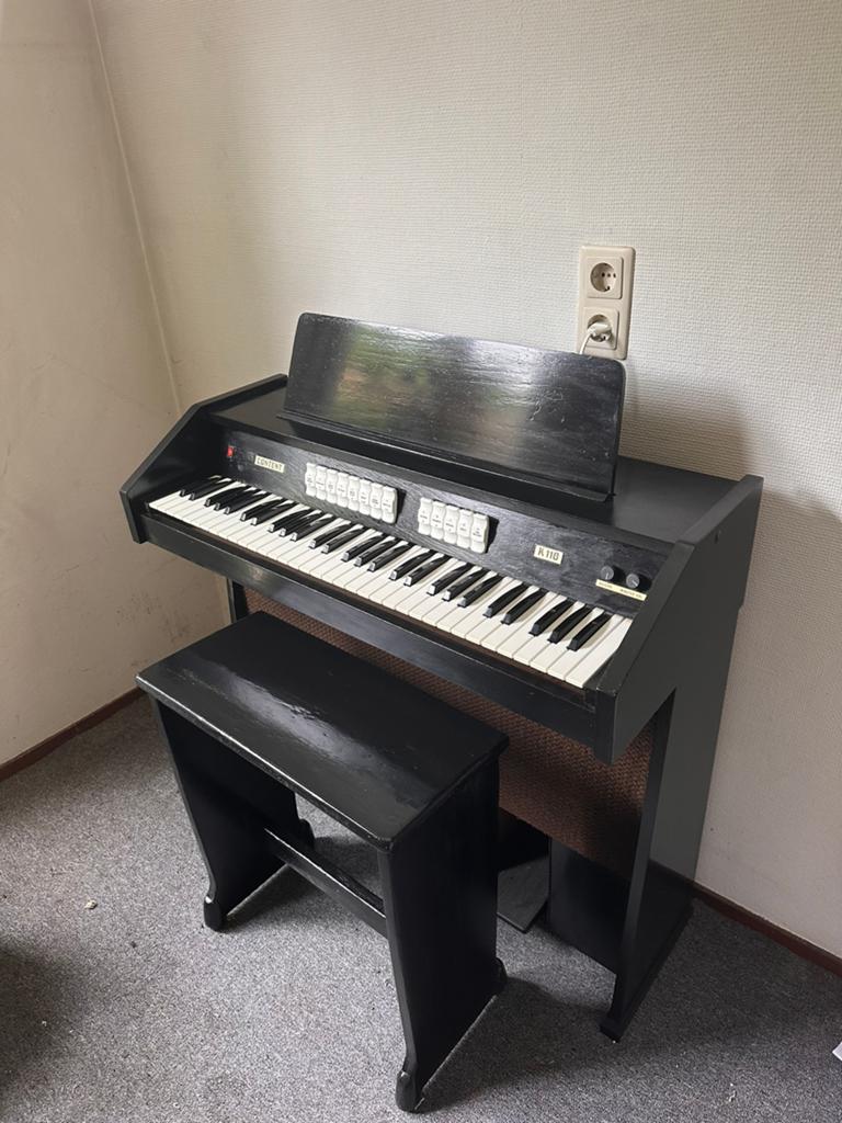 Content Eminent K110 orgel met bankje, Muziek en Instrumenten, Orgels, Ophalen, Gebruikt, 1 klavier, Orgel