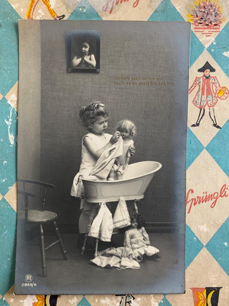 Meisje doet de pop in bad (SL), Ophalen of Verzenden, Voor 1920, Ongelopen, Kinderen
