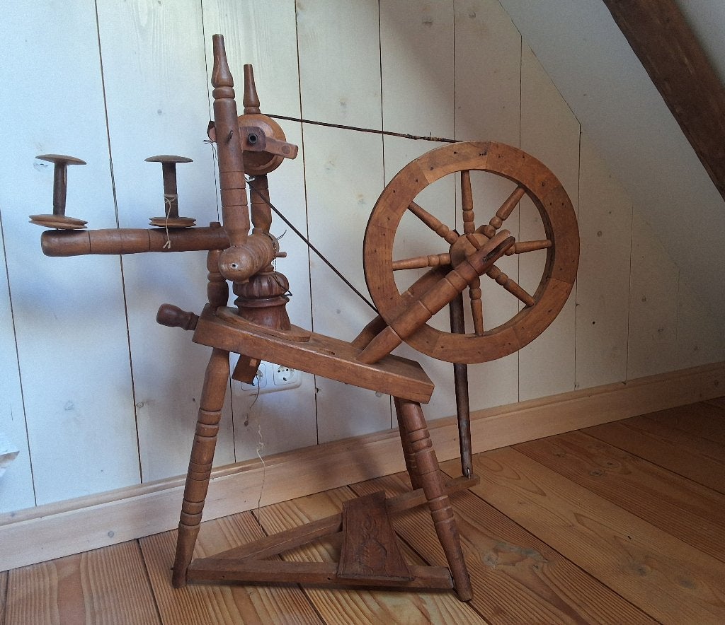 Houten spinnewiel met 3 klossen., Ophalen, Gebruikt, Spinnewiel