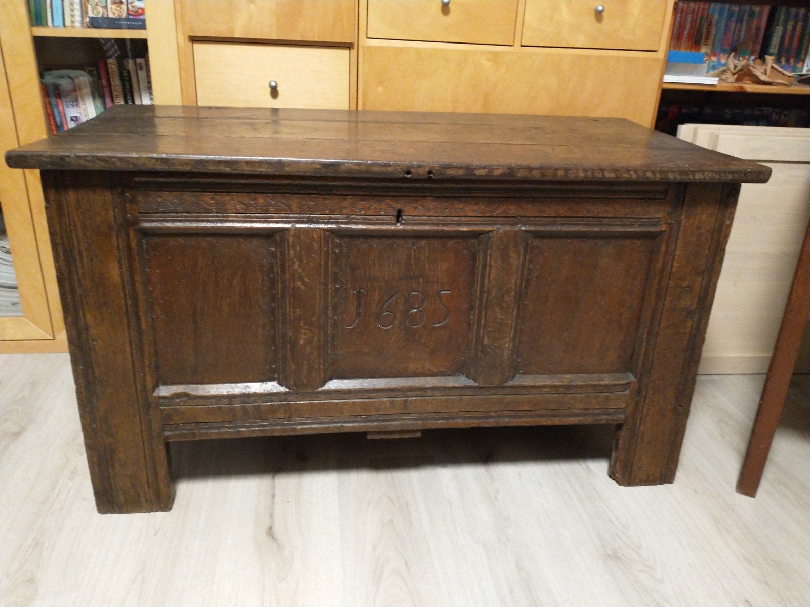 Groninger kistkast uit 1685 . Zwaar eiken., Ophalen
