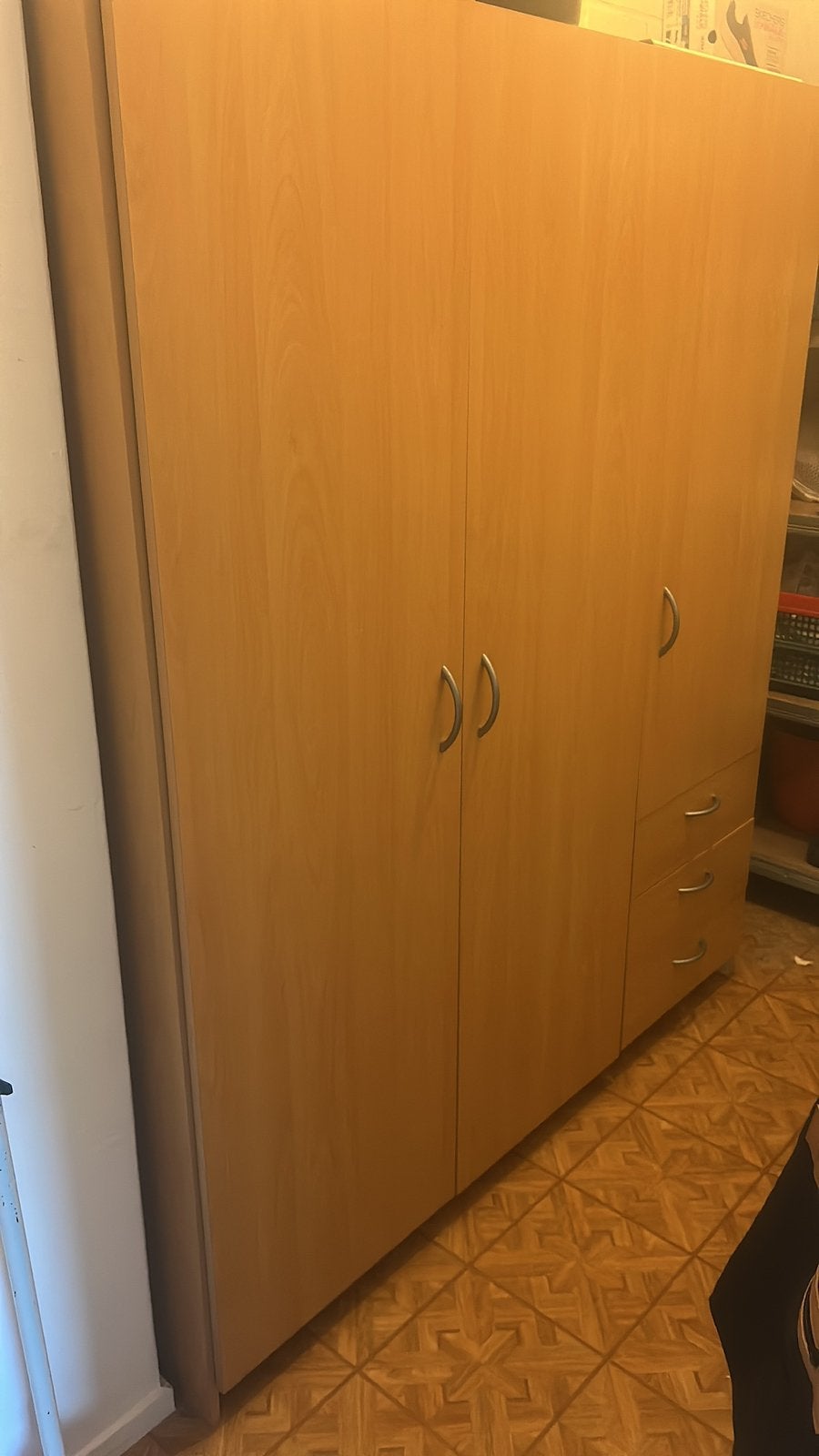 Gratis 3 deurs kledingkast moet uiterlijk 12-10 weg, Huis en Inrichting, Ophalen, Gebruikt, 100 tot 150 cm, 150 tot 200 cm