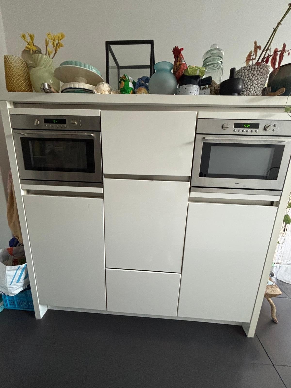 Moderne witte keuken met granieten blad en inbouwapparatuur, Ophalen, Gebruikt, Wit, Graniet of Steen