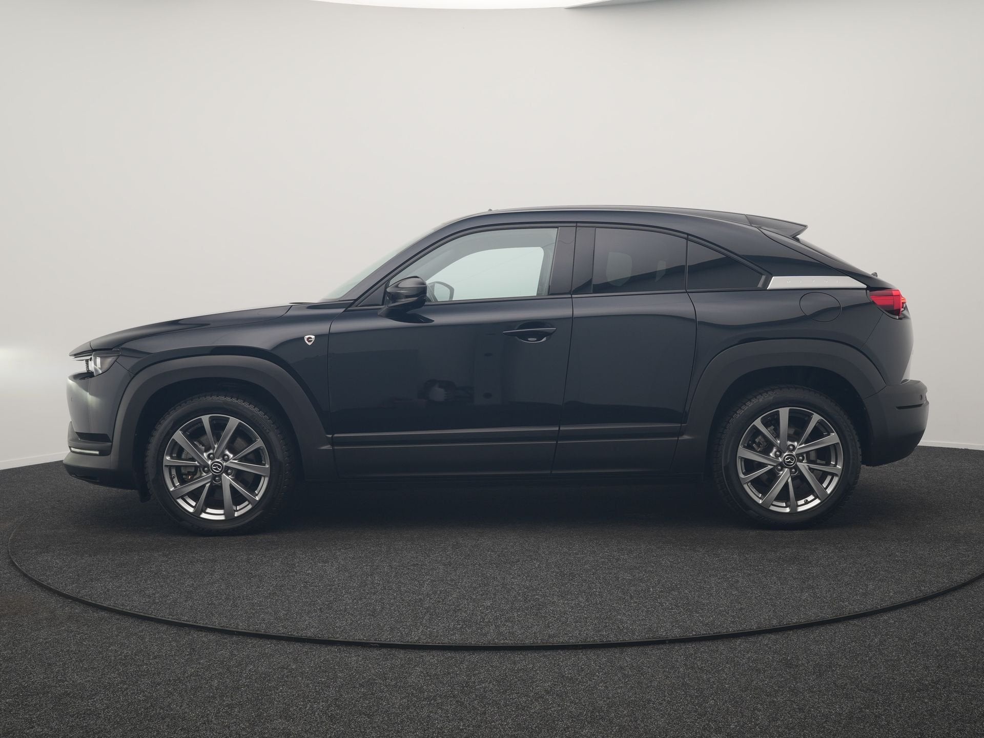Mazda MX-30 e-SkyActiv R-EV 170 Makoto PHEV 170pk | Trekhaak, Auto's, Mazda, Gebruikt, Zwart, Leder en Stof, Zwart