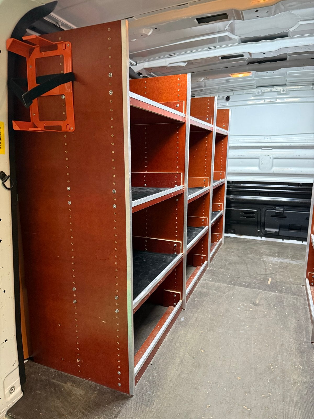 Bedrijfswageninrichting - Op maat gemaakte houten rekken, Ophalen