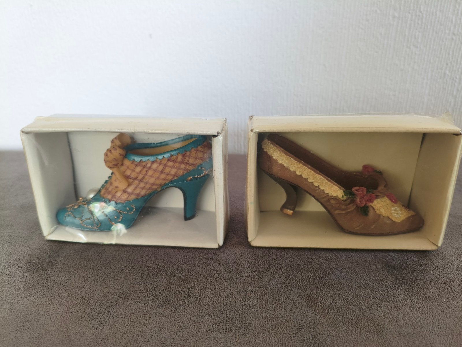 Decoratieve vintage miniatuur schoentjes (2 stuks), Ophalen of Verzenden, Zo goed als nieuw
