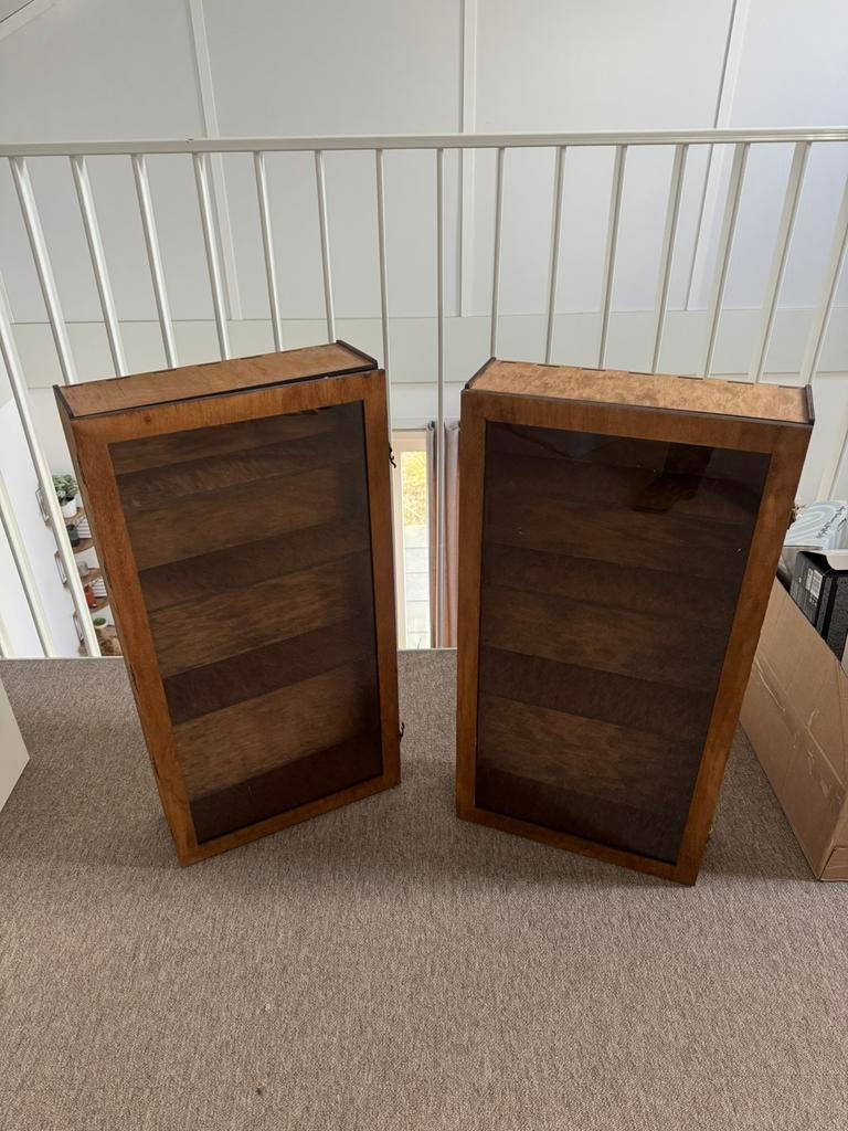 Houten vitrine met veilige sluiting, Ophalen, Minder dan 50 cm, Gebruikt, Minder dan 25 cm