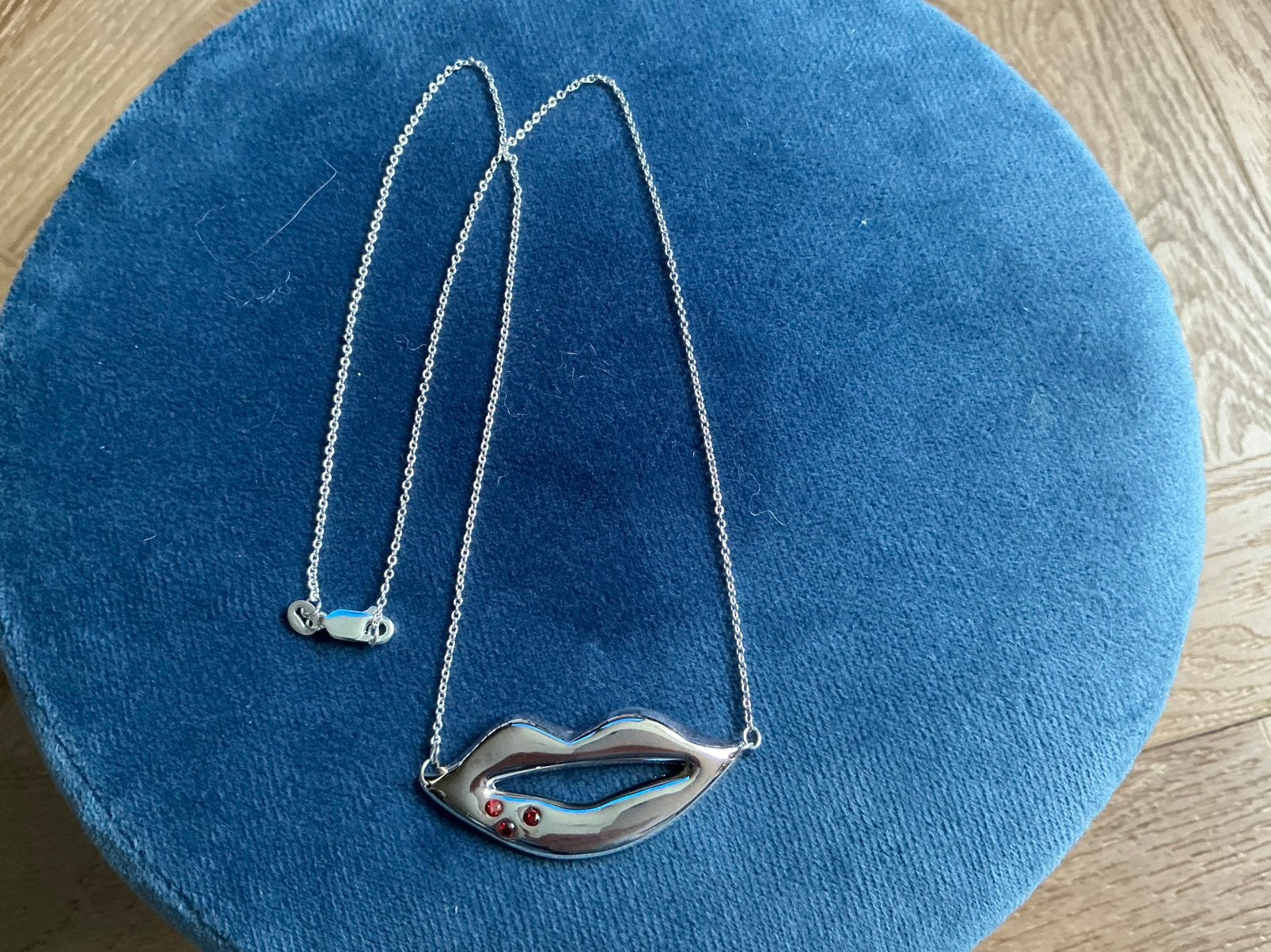 Zilveren ketting met lippen,zilveren ketting met mond 925, Ophalen of Verzenden, Nieuw, Zilver