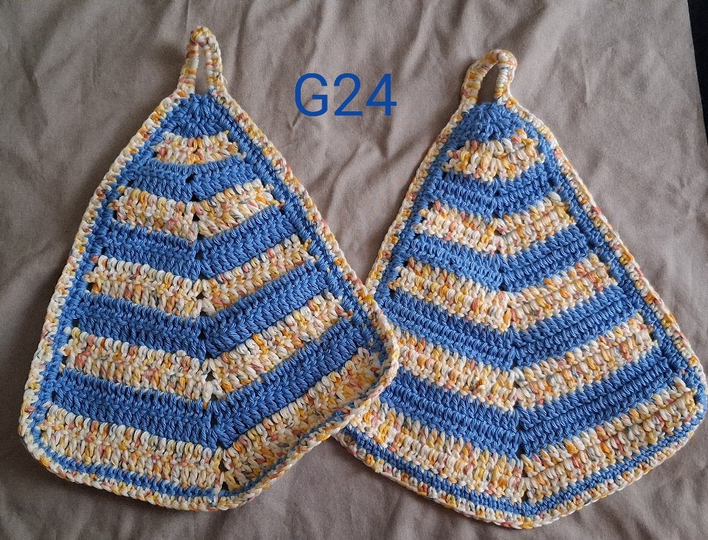 G24, 2 gehaakte pannenlappen blauw/blauw gemêleerd, Ophalen of Verzenden, Nieuw, Haken, Overige typen
