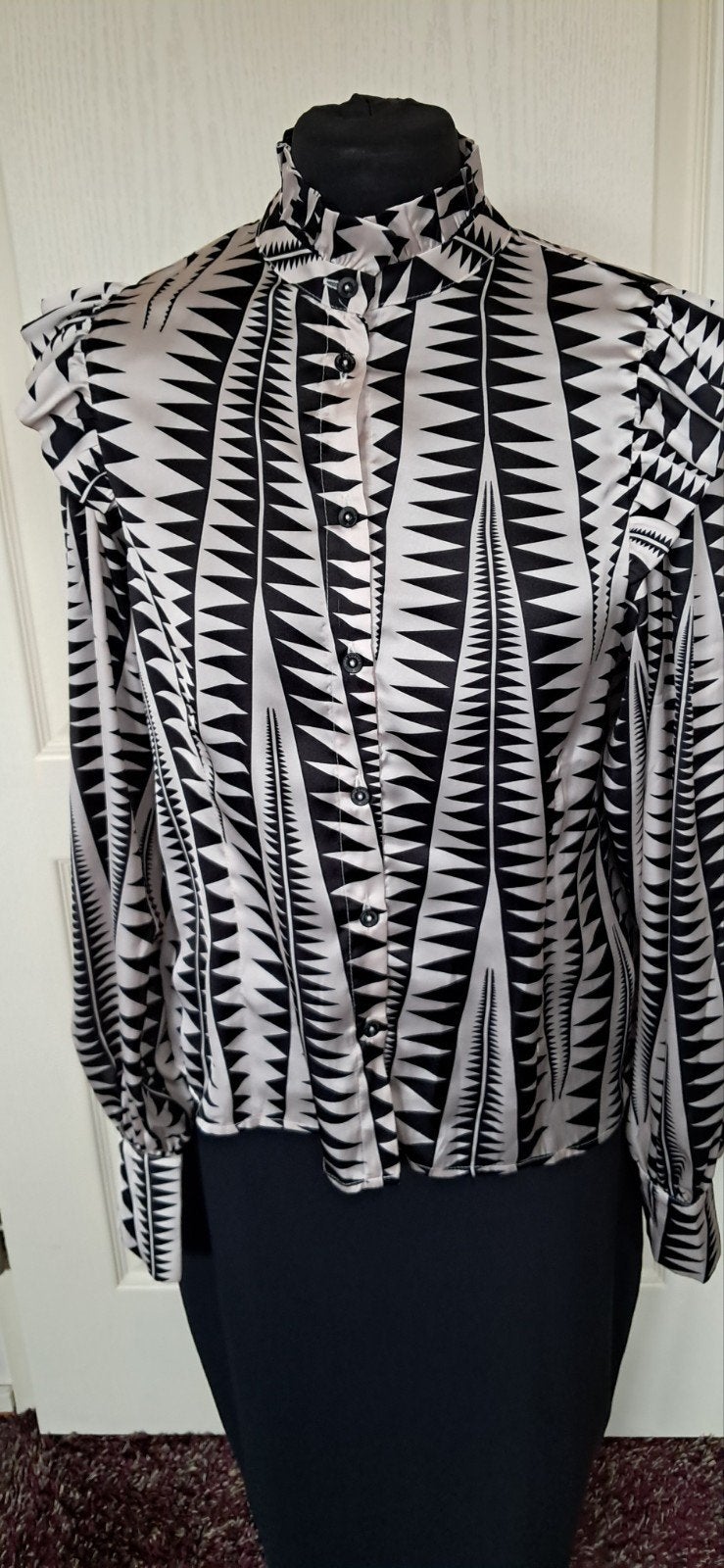 Jane Lushka blouse maat M - Zwart met lichtgrijs patroon, Maat 38/40 (M), Zwart, Onbekend, Ophalen of Verzenden