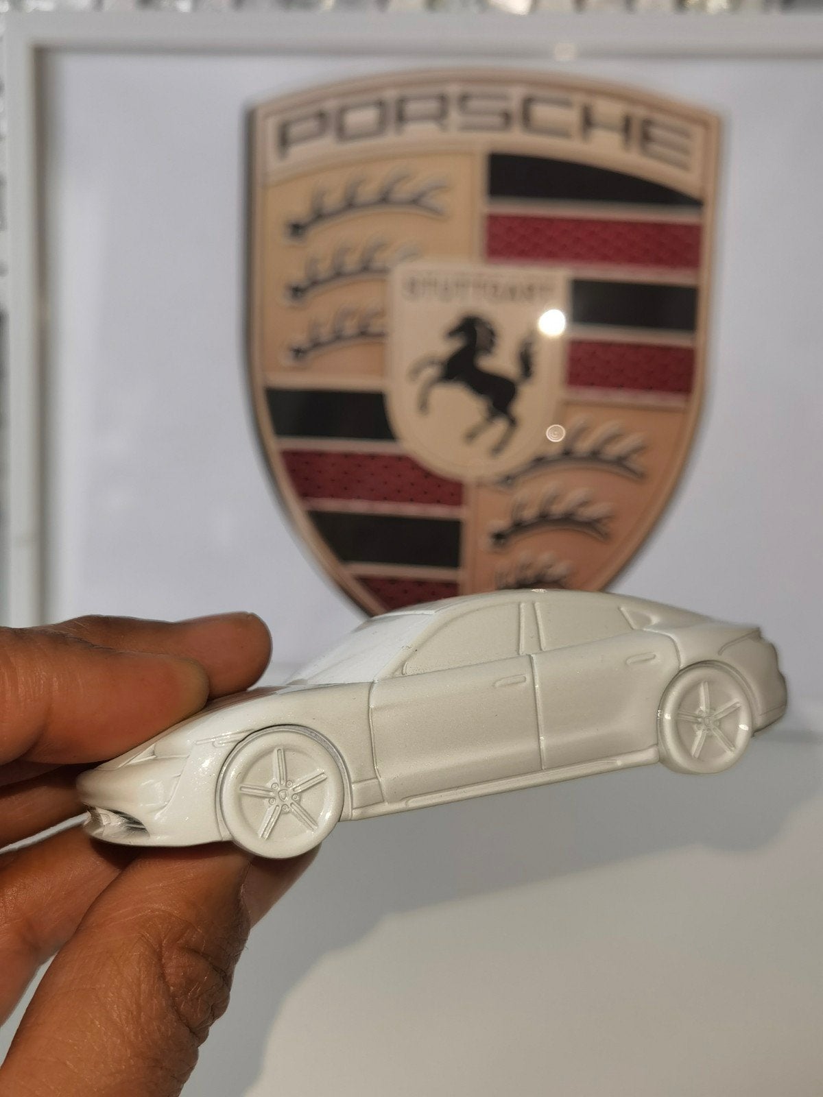 Nieuw porsche taycan presse-papier aluminium .

Sc, Hobby en Vrije tijd, Ophalen of Verzenden, Nieuw, Auto, Overige merken