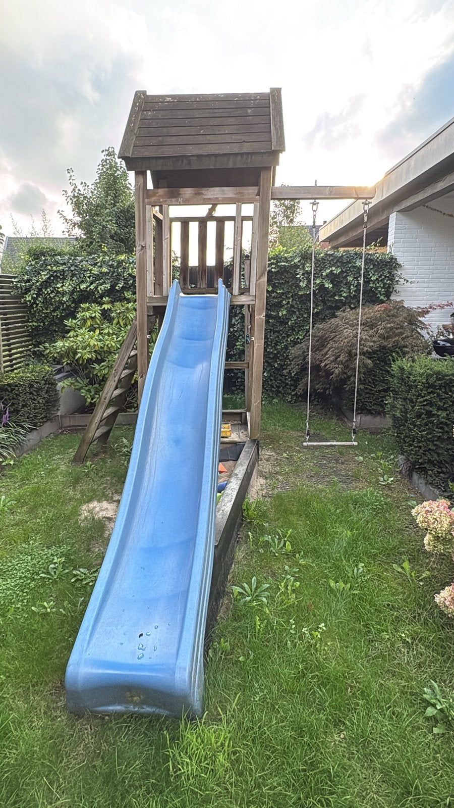 Houten speelhuisje met glijbaan, schommel en ringen, Kinderen en Baby's, Ophalen, Gebruikt, Glijbaan