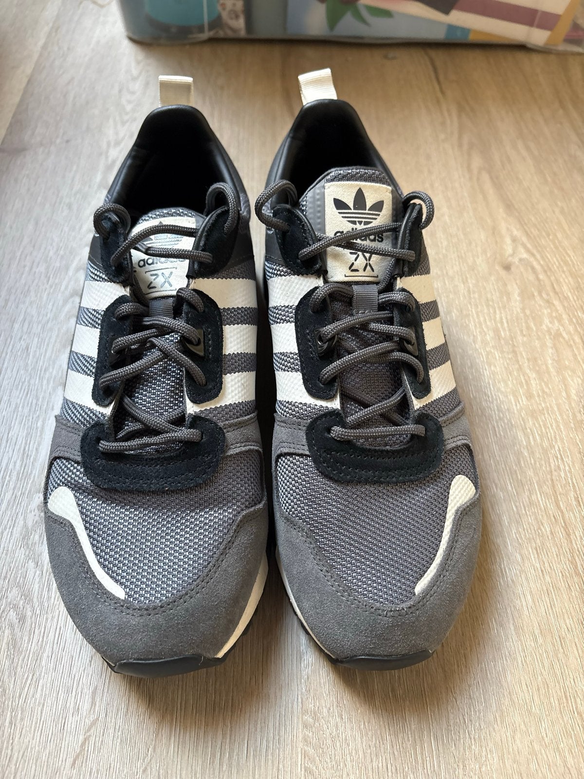 Adidas ZX 700 maat 44 - Grijs/Wit, Ophalen of Verzenden, Gedragen, Overige kleuren, Sneakers of Gympen