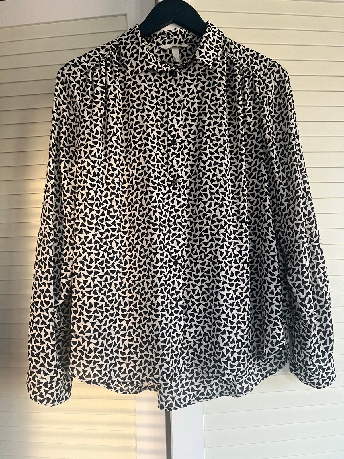 Zwart-witte blouse met print, maat M, Ophalen of Verzenden, Zo goed als nieuw, Maat 38/40 (M), Zwart