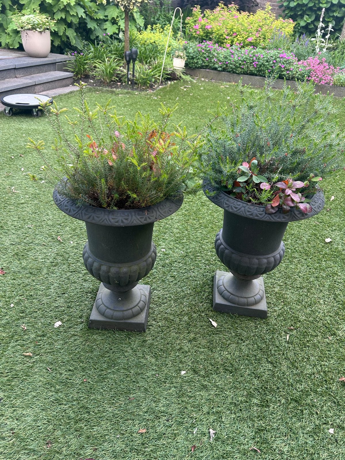 Set van 2 gietijzeren plantenbakken / vazen / bloempotten, Tuin en Terras, Bloempotten, Gebruikt, Balkon, Rond, Metaal