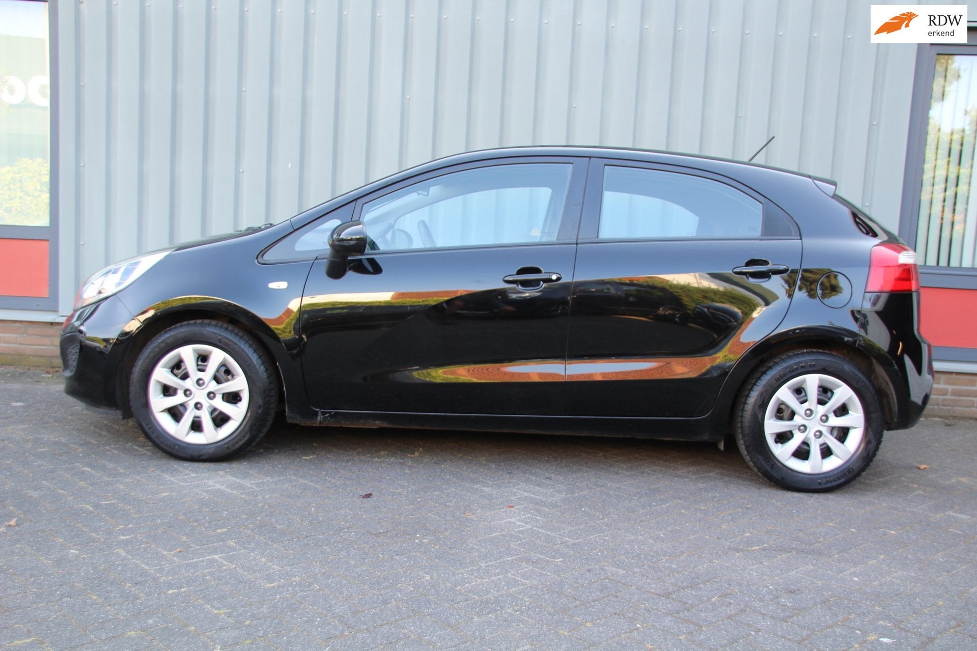 Kia Rio 1.2 CVVT Comfort Pack Dealer onderhouden navigatie n, Auto's, Kia, 4 cilinders, Zwart, Origineel Nederlands, Bedrijf