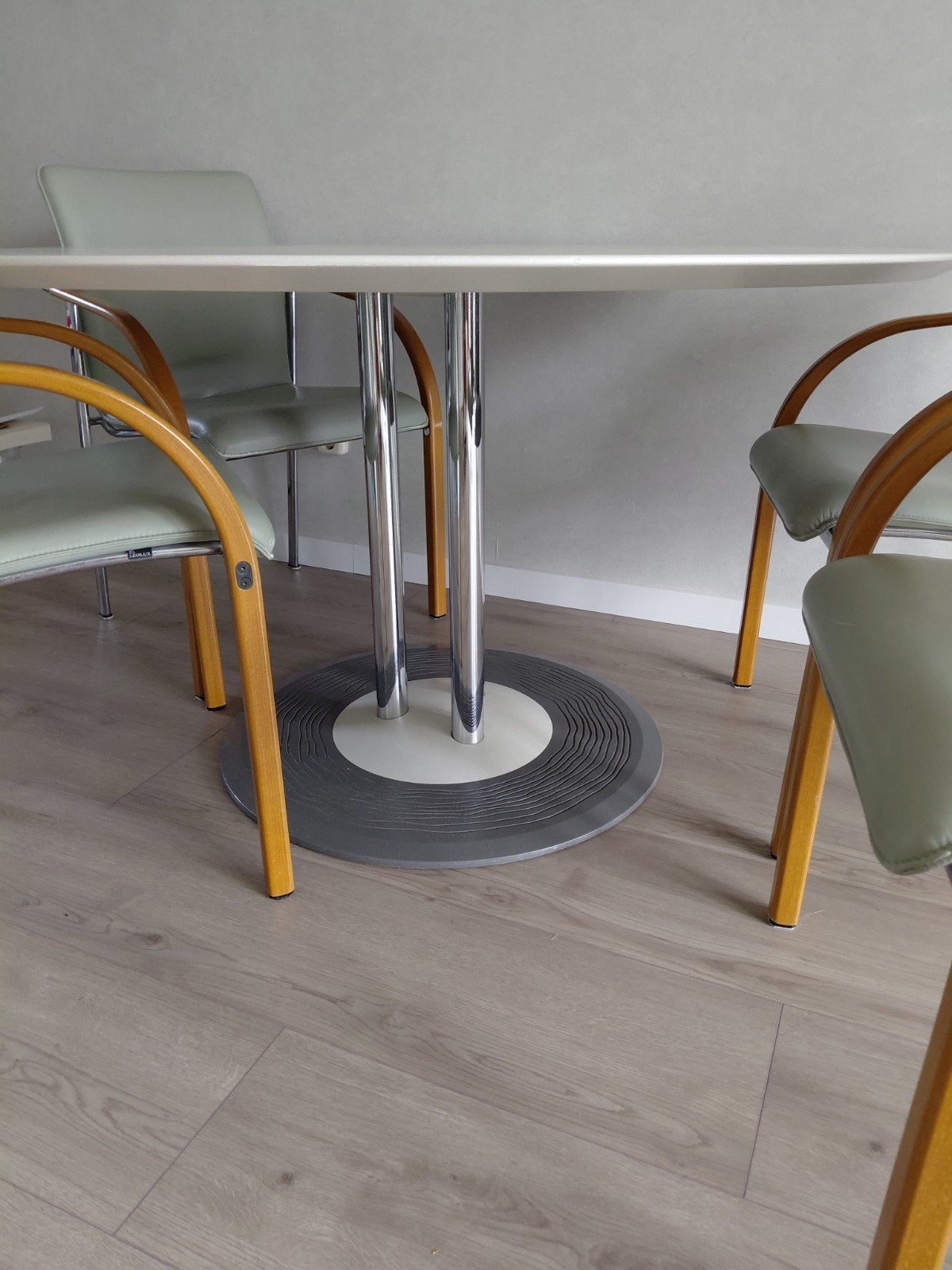 Foto 4 van Elegante eetkamerset: ronde tafel met 4 stoelen