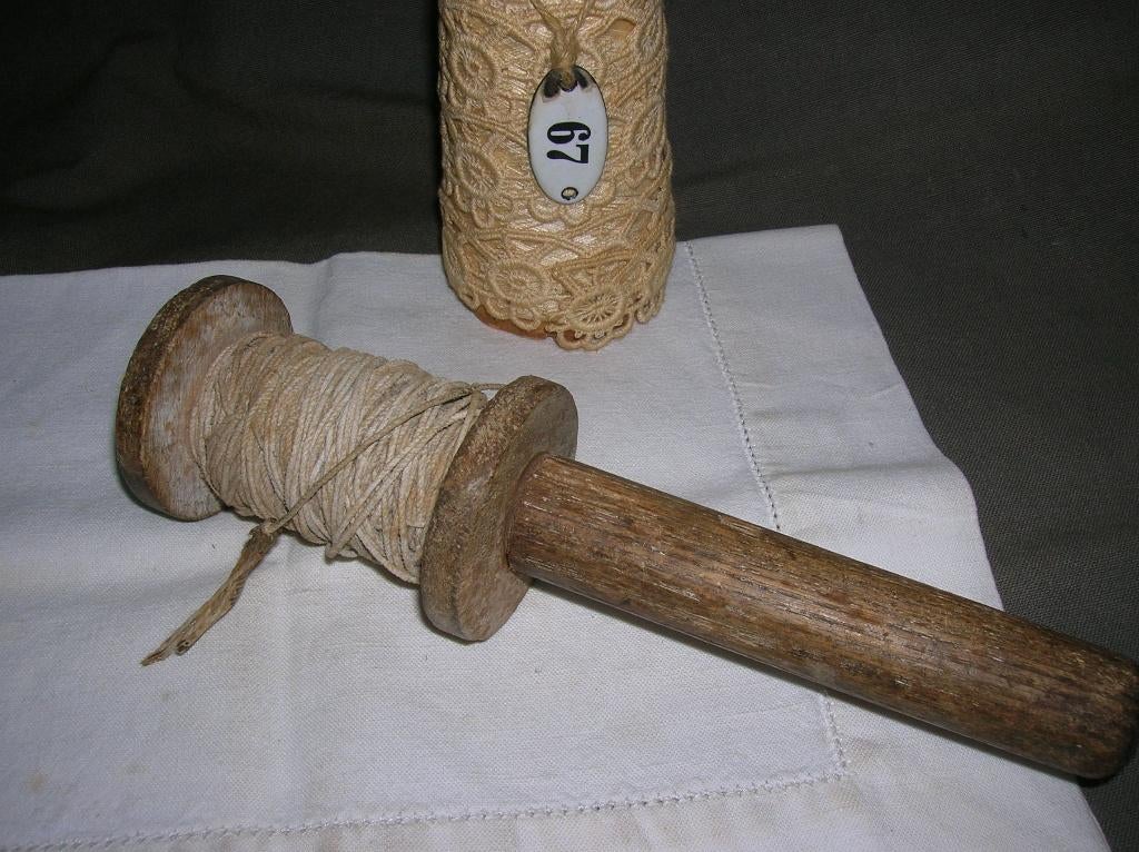 oude houten klos met touw op pin / tuingereedschap?, Ophalen of Verzenden