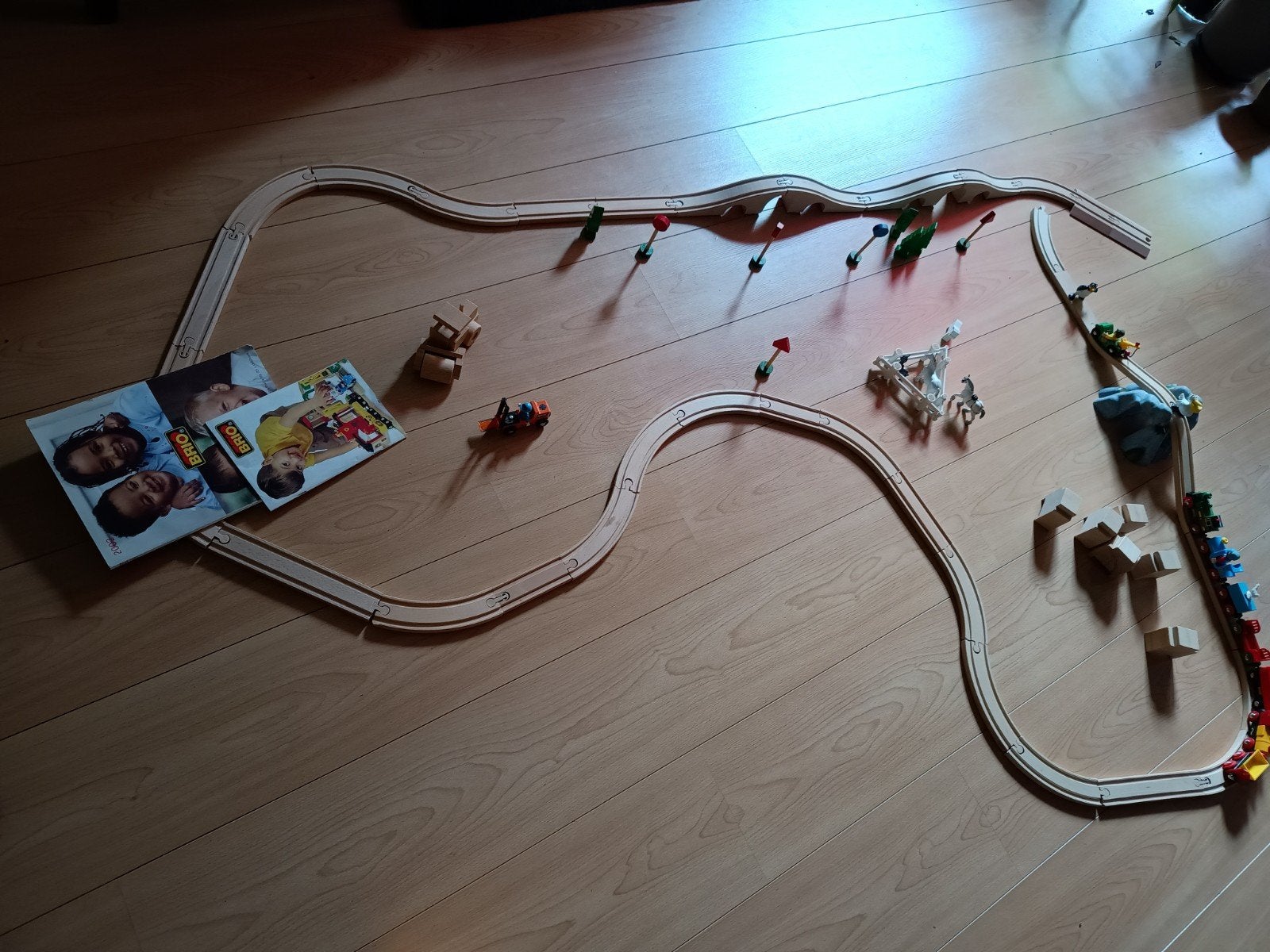 originele Brio houten treinbaan compl. met treinen, heftruck, Ophalen of Verzenden, Zo goed als nieuw, Overige typen