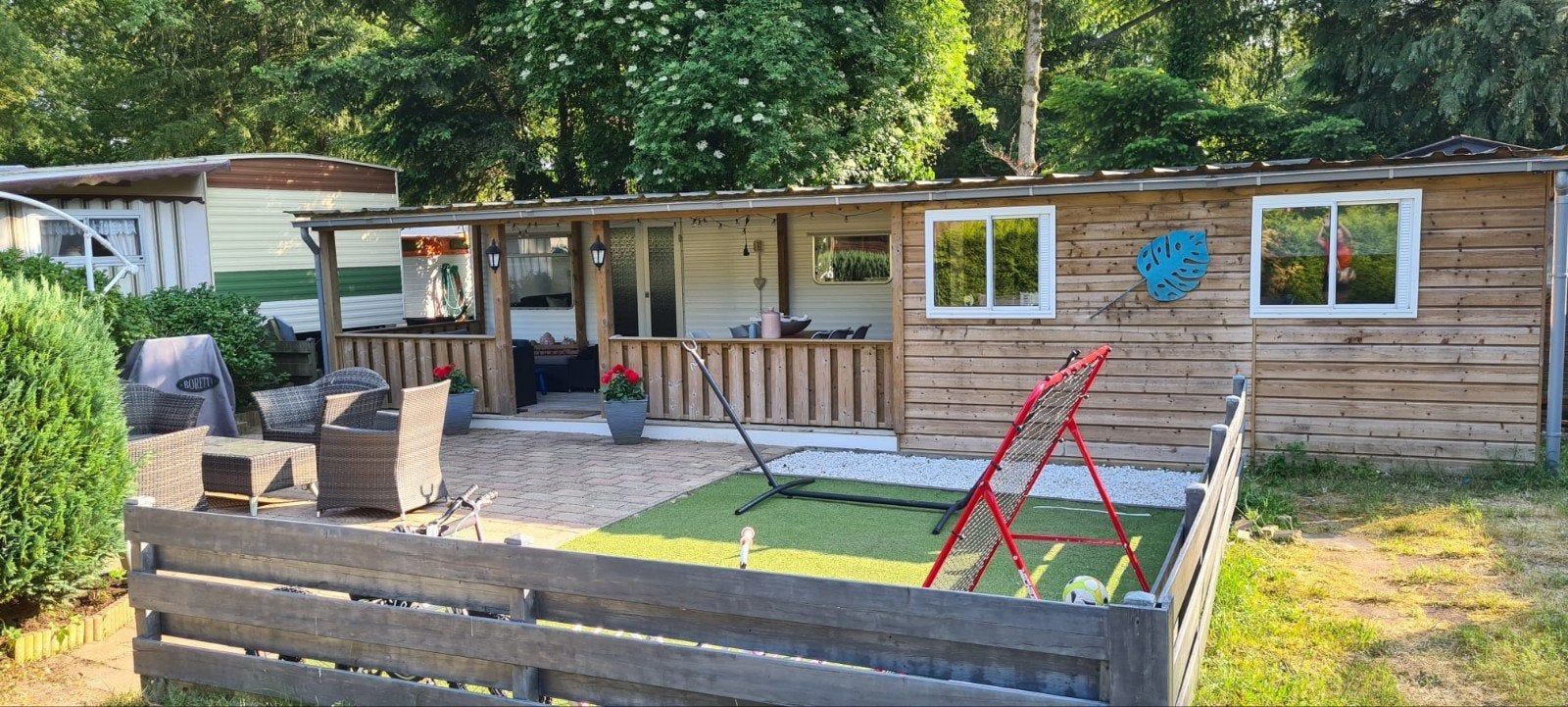 Gezellige stacaravan met veranda op Camping De Goudsberg