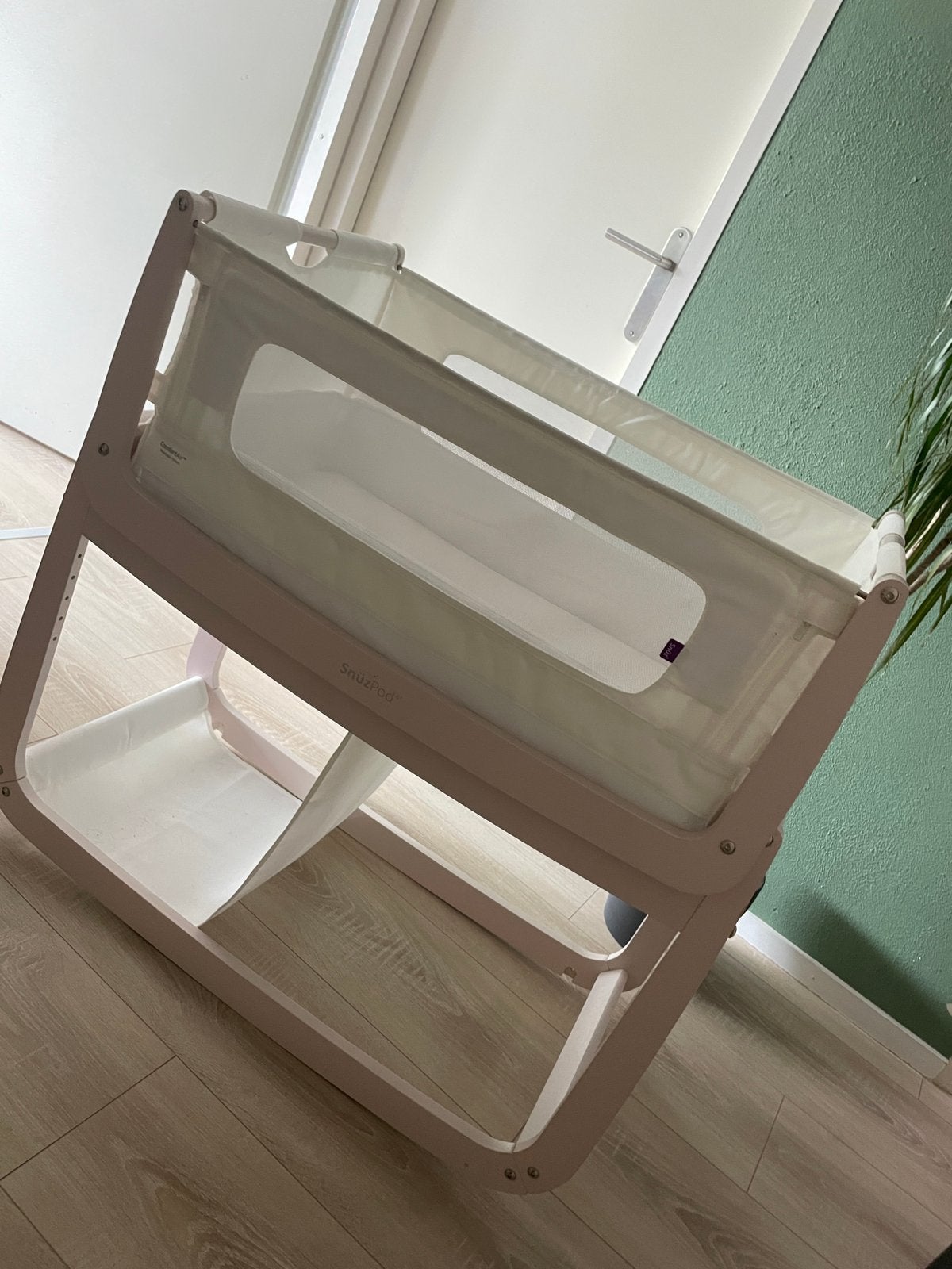Snuzpod 4 co-sleeper roze, Ophalen, Zo goed als nieuw, Wieg