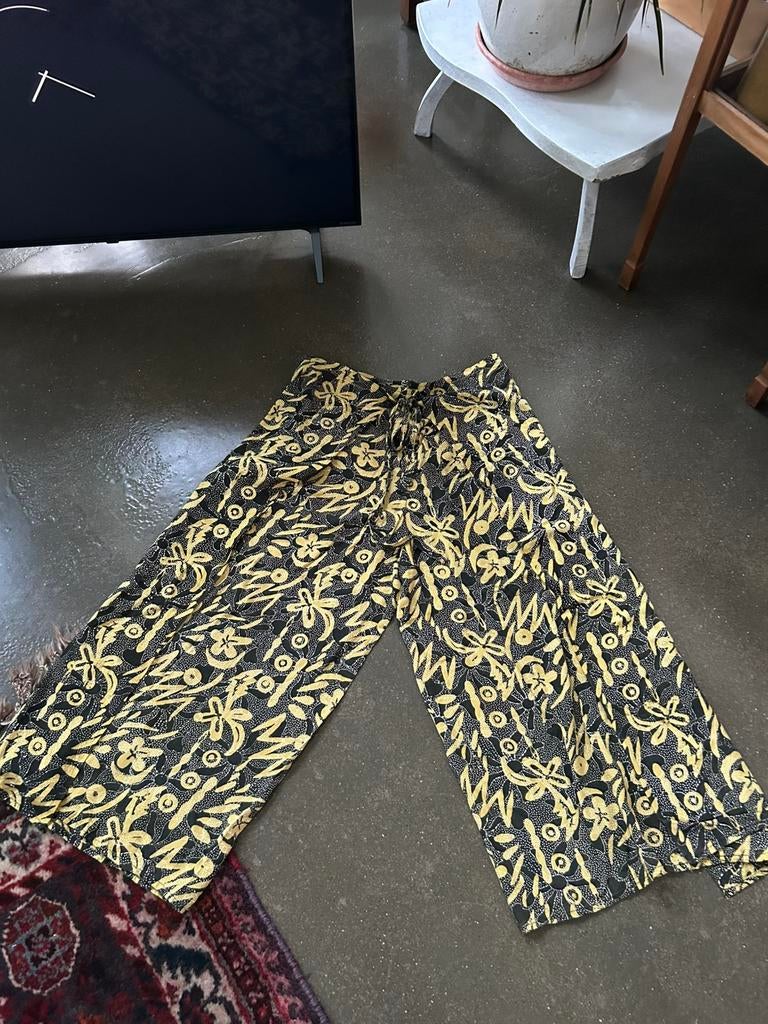 Nieuwe wikkelbroek one size geel zwart wit motief nieuw, Maat 38/40 (M), Zwart, Ophalen of Verzenden, Zo goed als nieuw