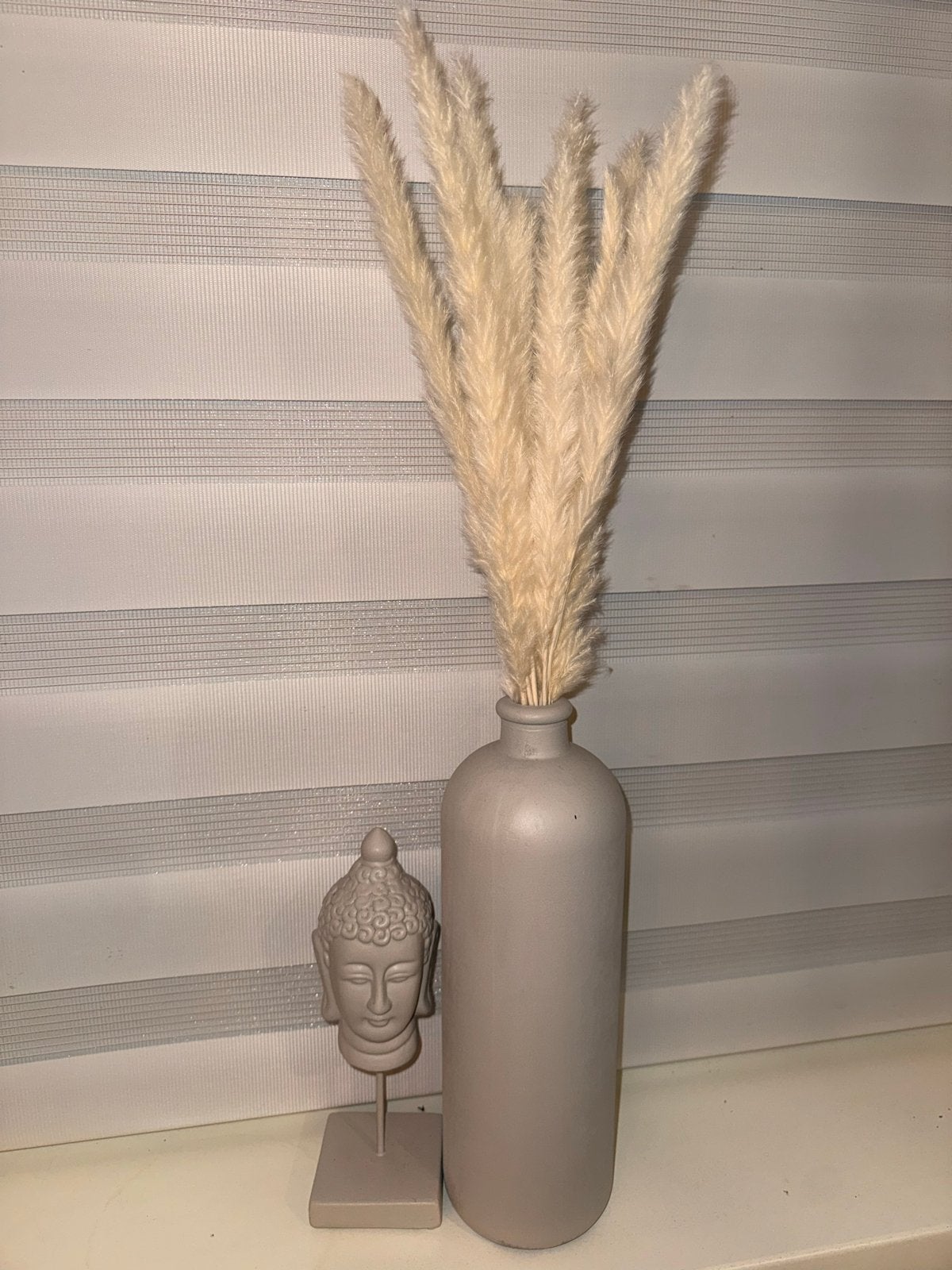 Boeddha beeldje en vaas met pampasgras - Grijs/Beige, Ophalen of Verzenden, Zo goed als nieuw, Modern, Grijs