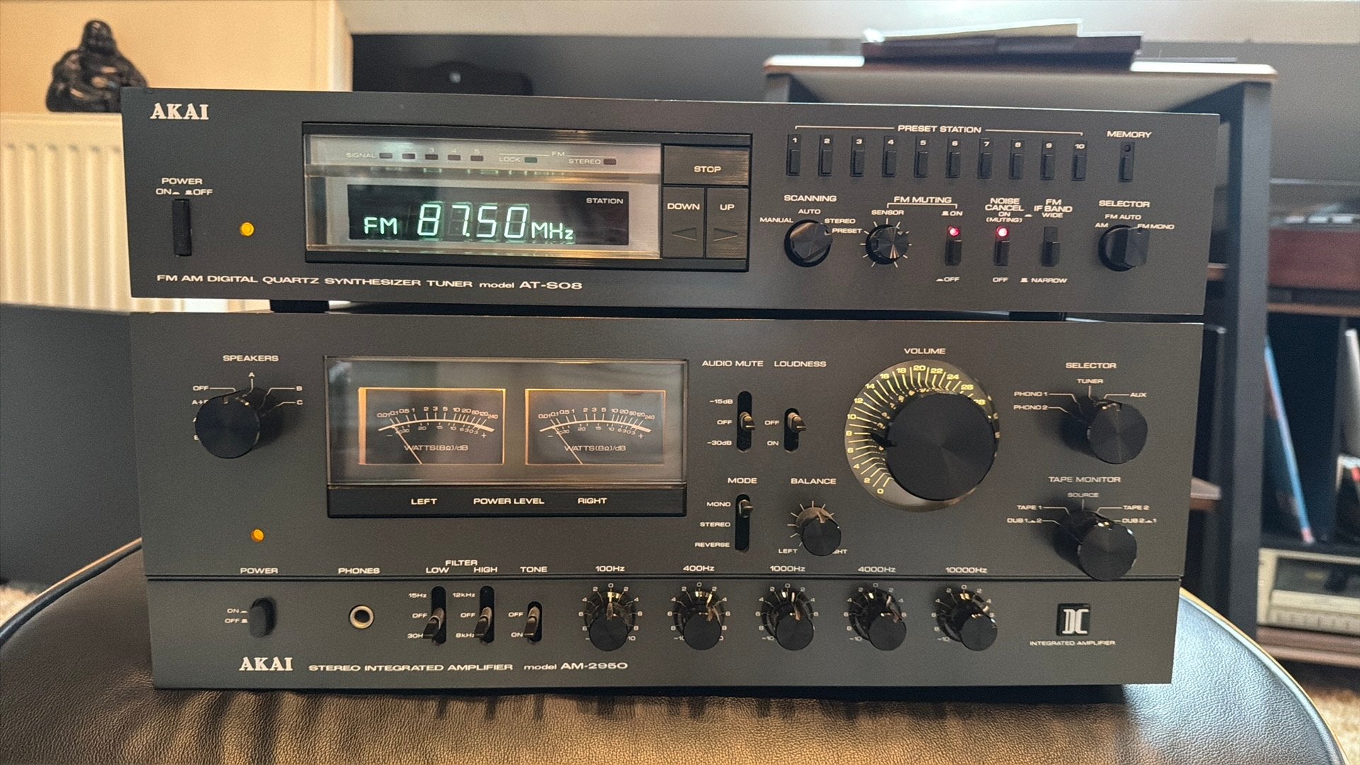 Te koop Akai AM-2950 + AT-S08 zwart, Refurbished, 120 watt of meer, Stereo, Ophalen