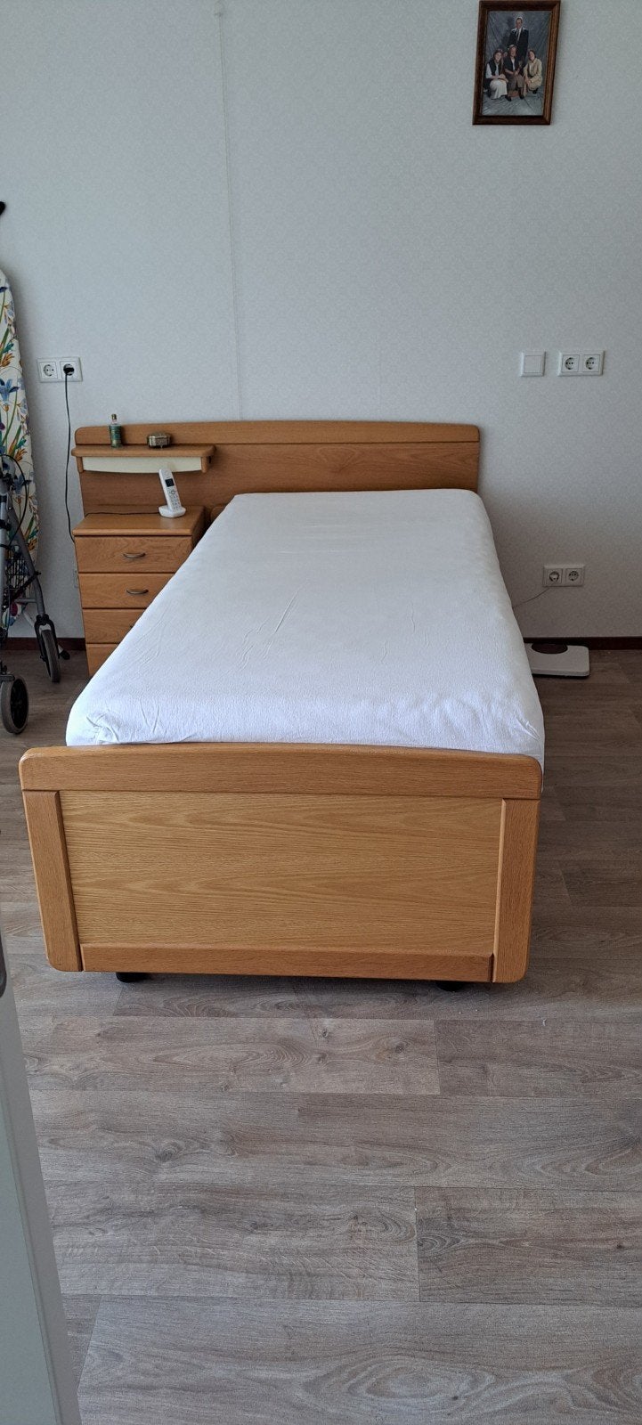 een persoonsbed met nachtkastje, Ophalen of Verzenden