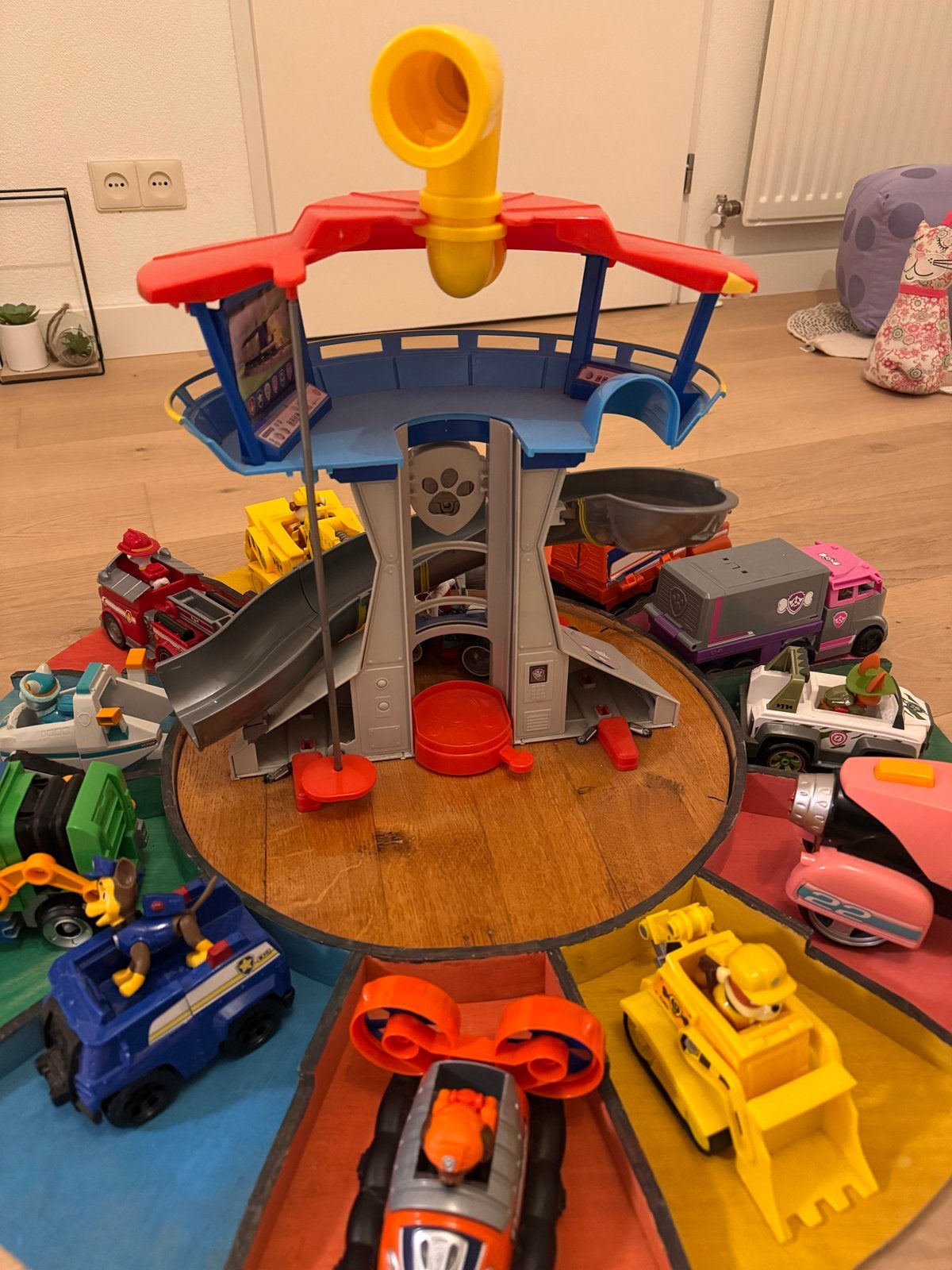 Grote Paw Patrol set met uitkijktorens,voertuigen en figuren, Ophalen, Zo goed als nieuw