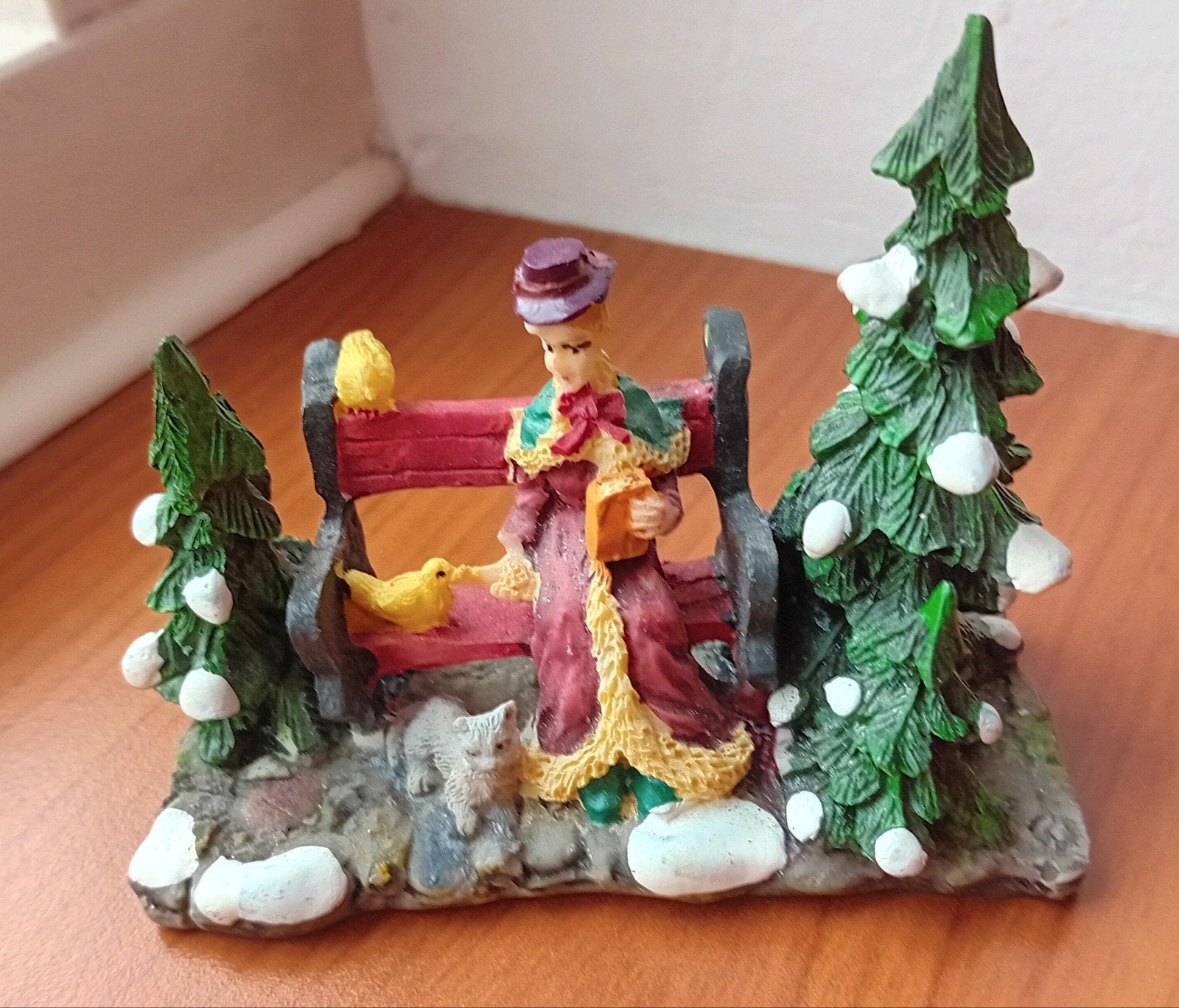 Kerstfiguur dame op bank voor Kerstdorp, Ophalen of Verzenden