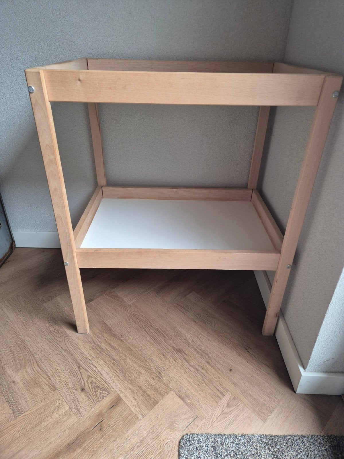 Houten Commode met Opstaande Rand en Voetruimte, Ophalen, Gebruikt, 50 tot 70 cm, Voetruimte