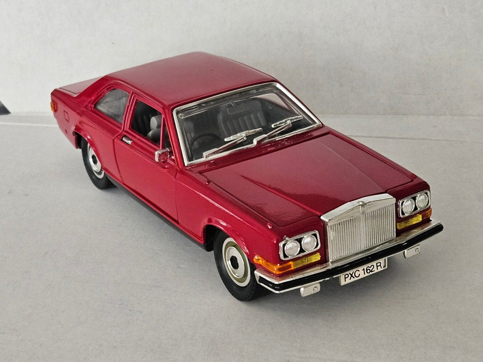 Rolls-Royce Camargue modelauto Bburago 1/22 rood, Ophalen of Verzenden, Zo goed als nieuw, Auto, Bburago