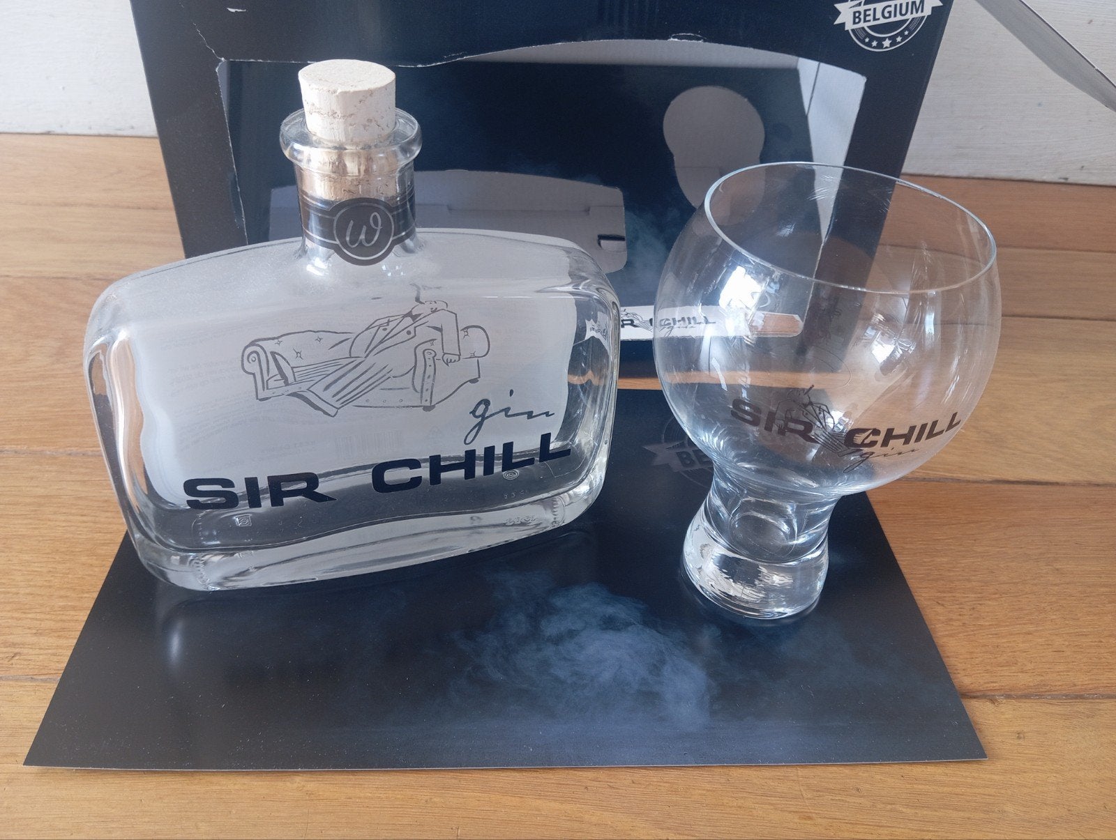 Lege Sir Chill Gin fles met glas in originele verpakking, Verzamelen, Glas en Borrelglaasjes, Ophalen of Verzenden, Zo goed als nieuw