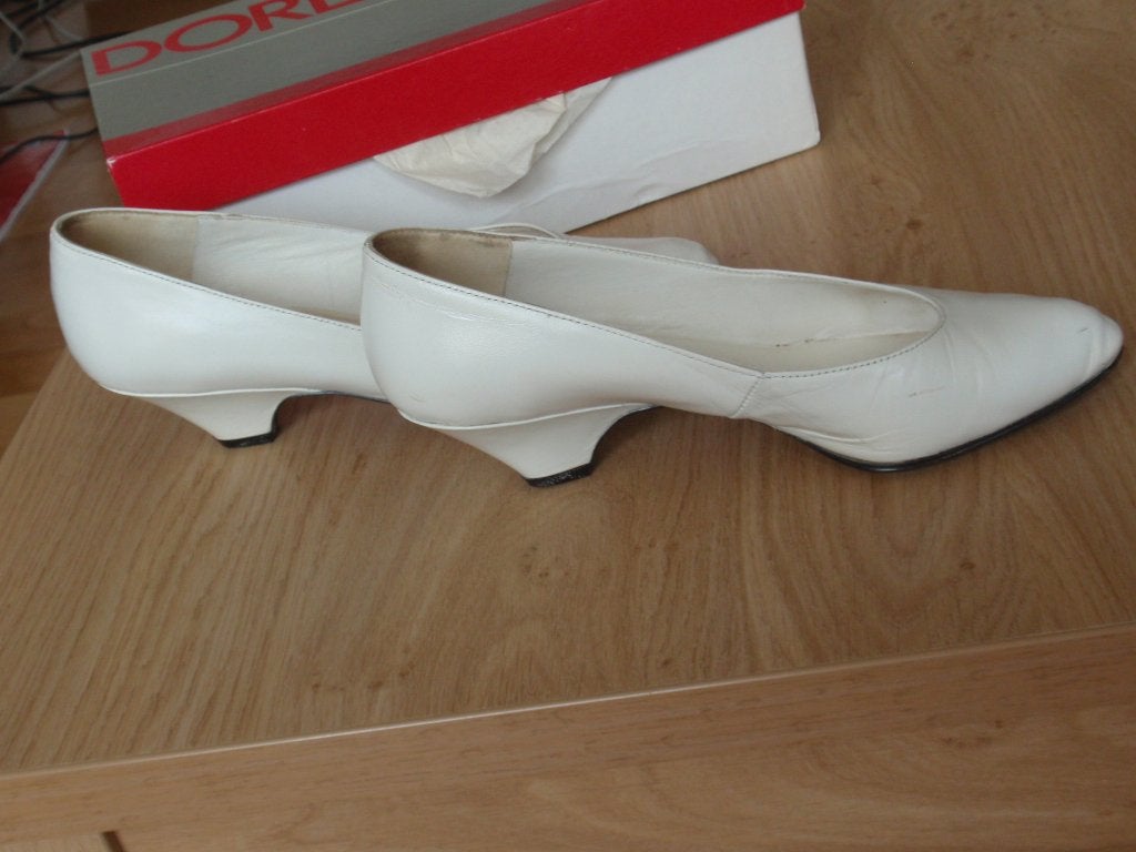 Doreal - wit leren pumps met klein hakje maat 3,5, Schoenen met lage hakken, Wit, Ophalen of Verzenden, Doreal