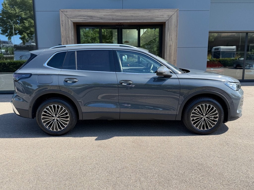 Volkswagen Tiguan 1.5 eHybrid Elegance 204pk | Trekhaak | Al, Auto's, Volkswagen, 12 maanden, Zwart, SUV of Terreinwagen, Automatische klimaatregeling