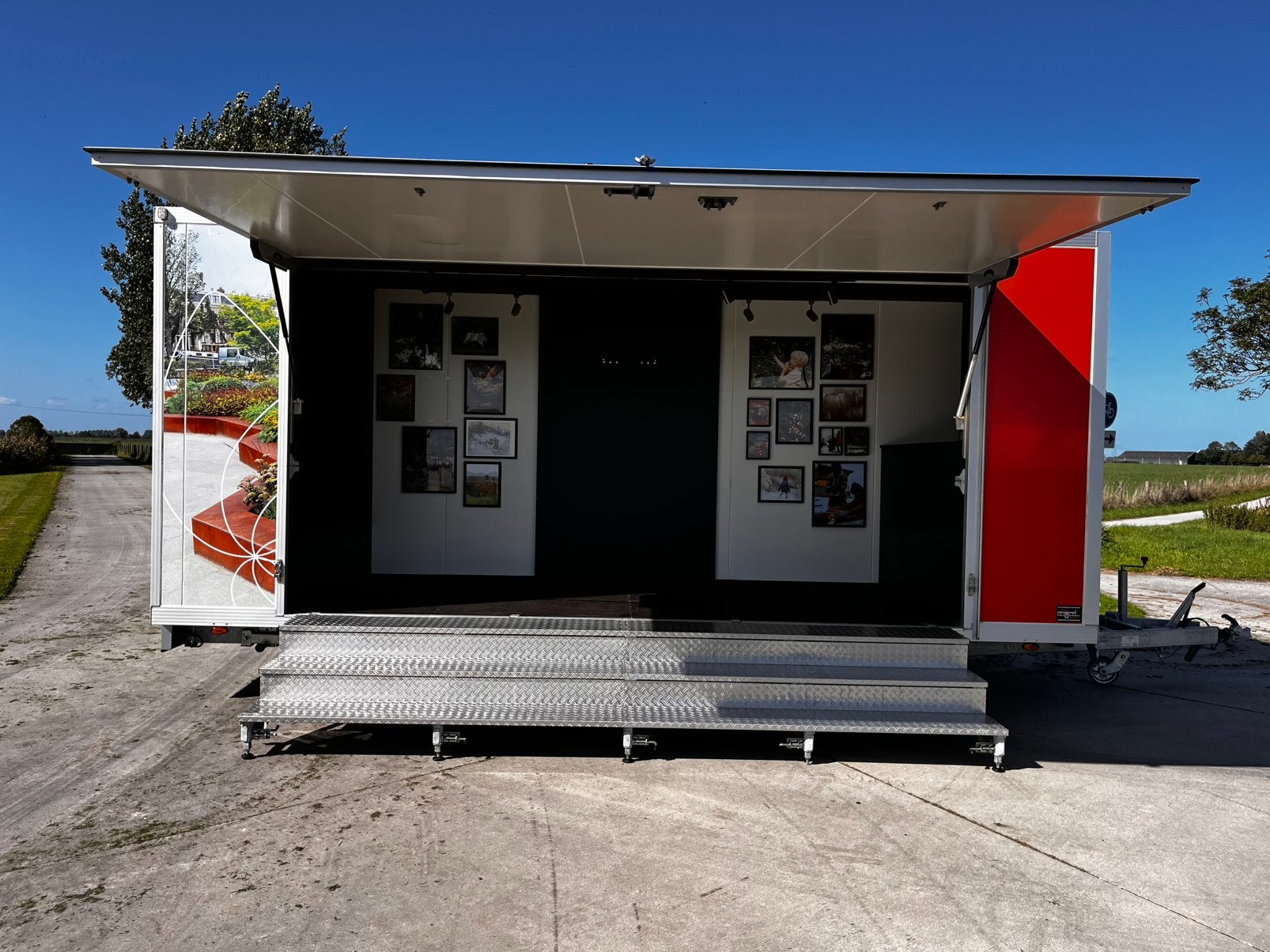 Presentatie beurs verkoop podium aanhanger aanhangwagen 2021, Ophalen, Zo goed als nieuw