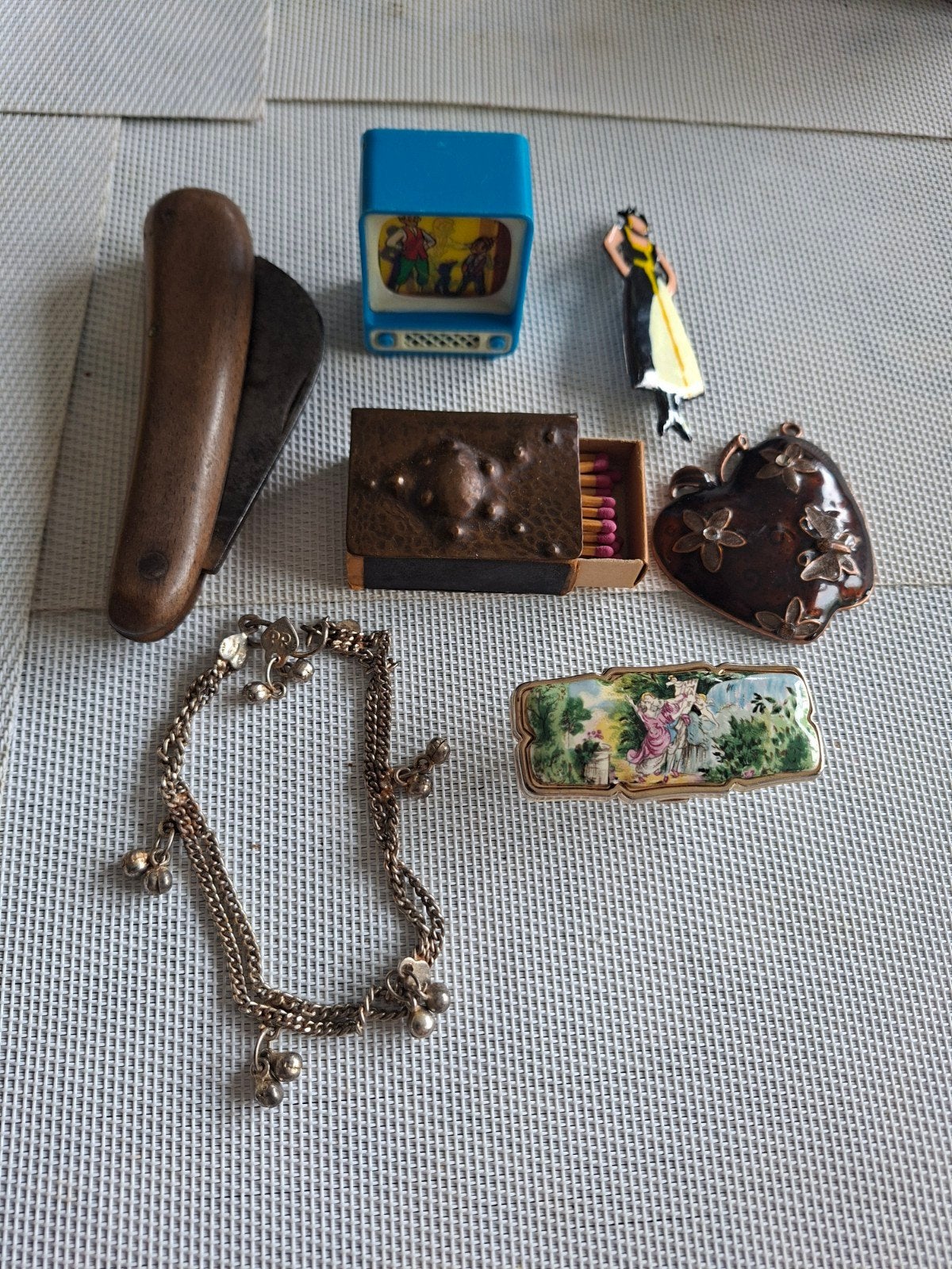 Diverse verzameling: zakmes, broches, armband en meer, Ophalen