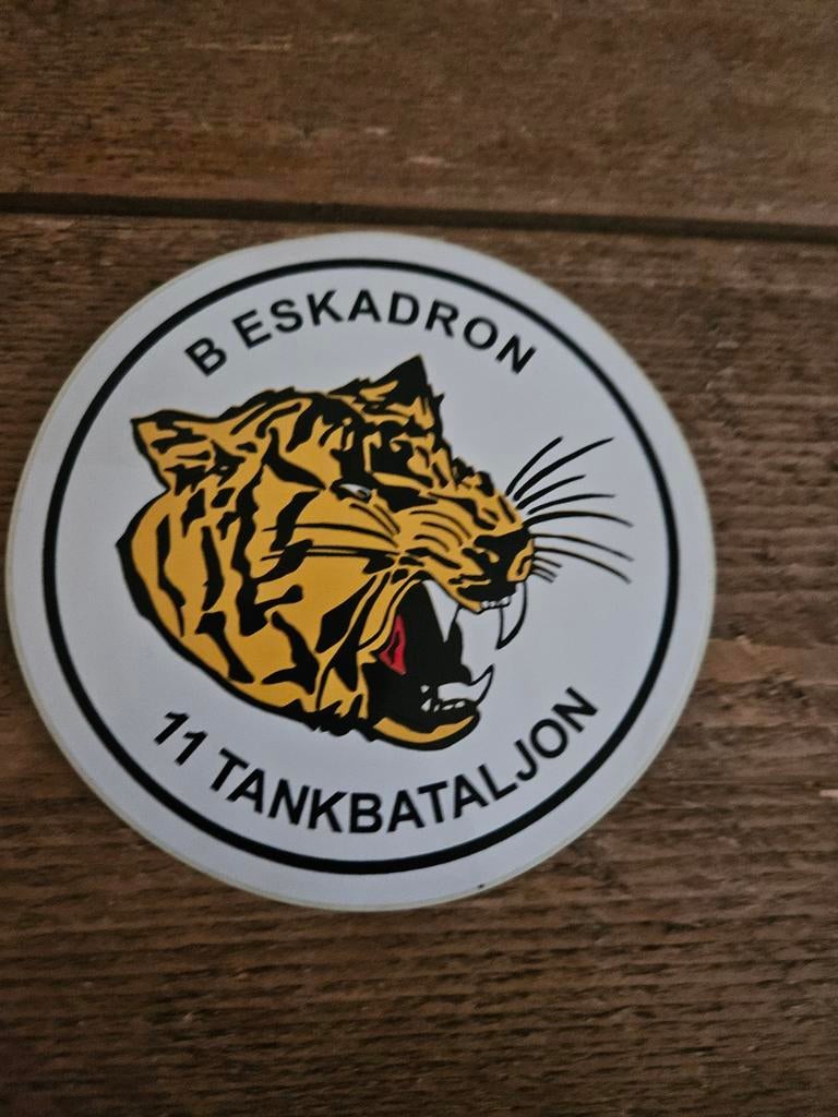 B Eskadron 11 Tankbataljon sticker, Ophalen of Verzenden, Landmacht, Nederland, Embleem of Badge