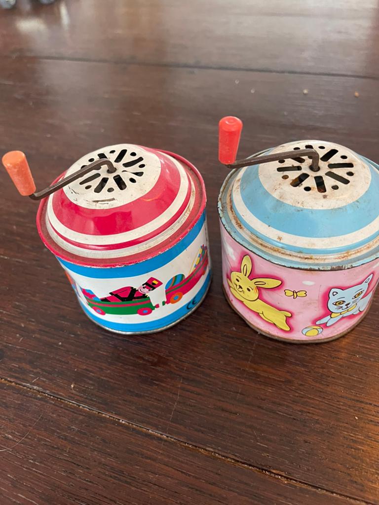 Vintage blikken tol met dieren en auto's - 2 stuks, Kinderen en Baby's, Speelgoed | Overig, Ophalen of Verzenden, Gebruikt, Jongen of Meisje