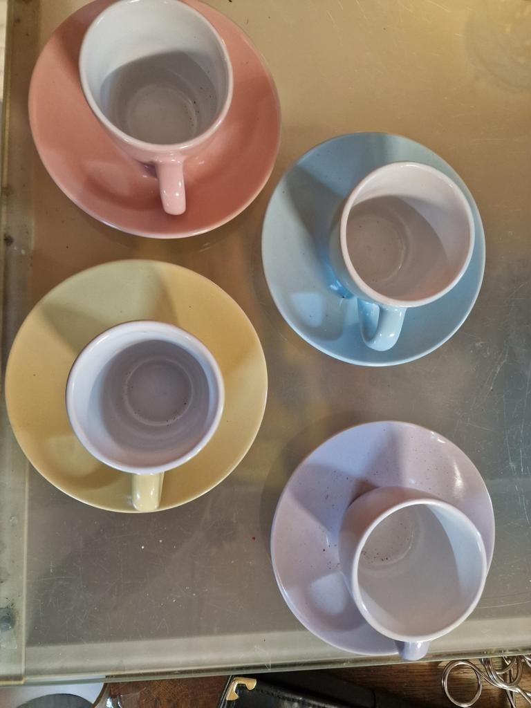 4 kleine pastelkleurige kop en schotels, Ophalen