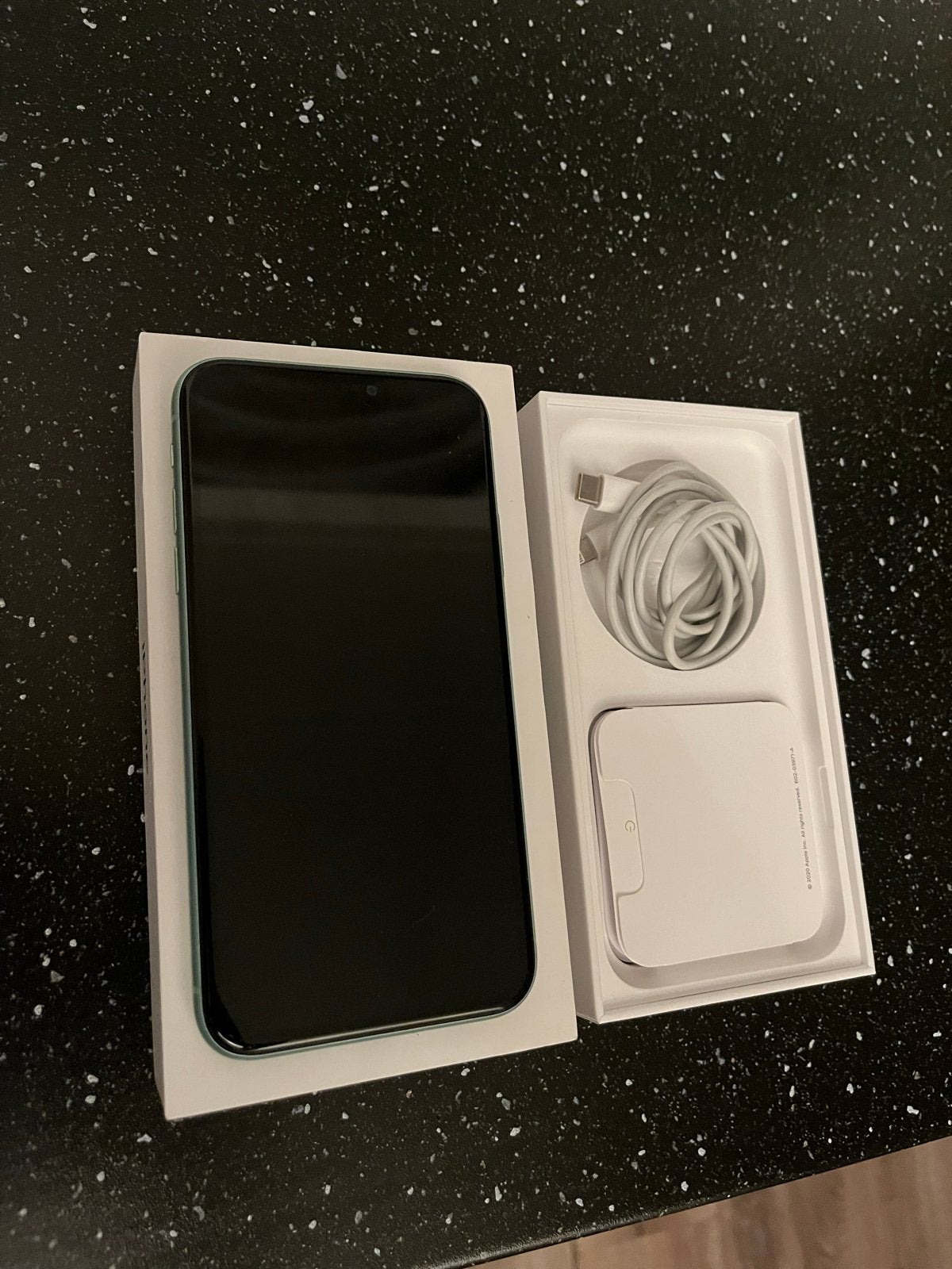 iPhone 11 met 77% batterij, schade achterkant, incl. oplader, Telecommunicatie, Mobiele telefoons | Apple iPhone, Gebruikt, 77 %