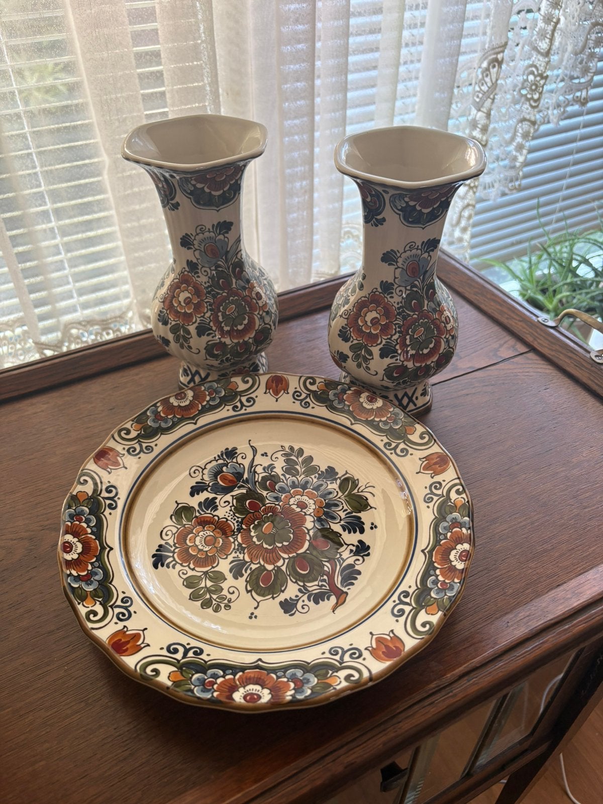 Delftsblauw bord met 2 vaasjes, Antiek en Kunst, Ophalen of Verzenden, Glas