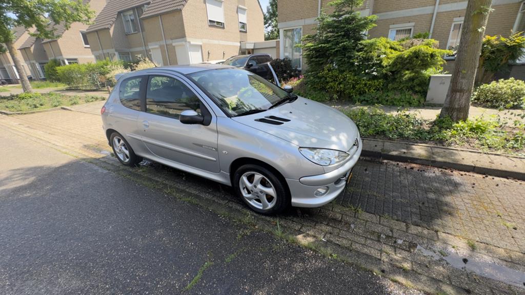 Peugeot 206 1.4 16V 3D 2006 Grijs, Auto's, Peugeot, Voorwielaandrijving, 1360 cc, 31 €/maand, 4 cilinders